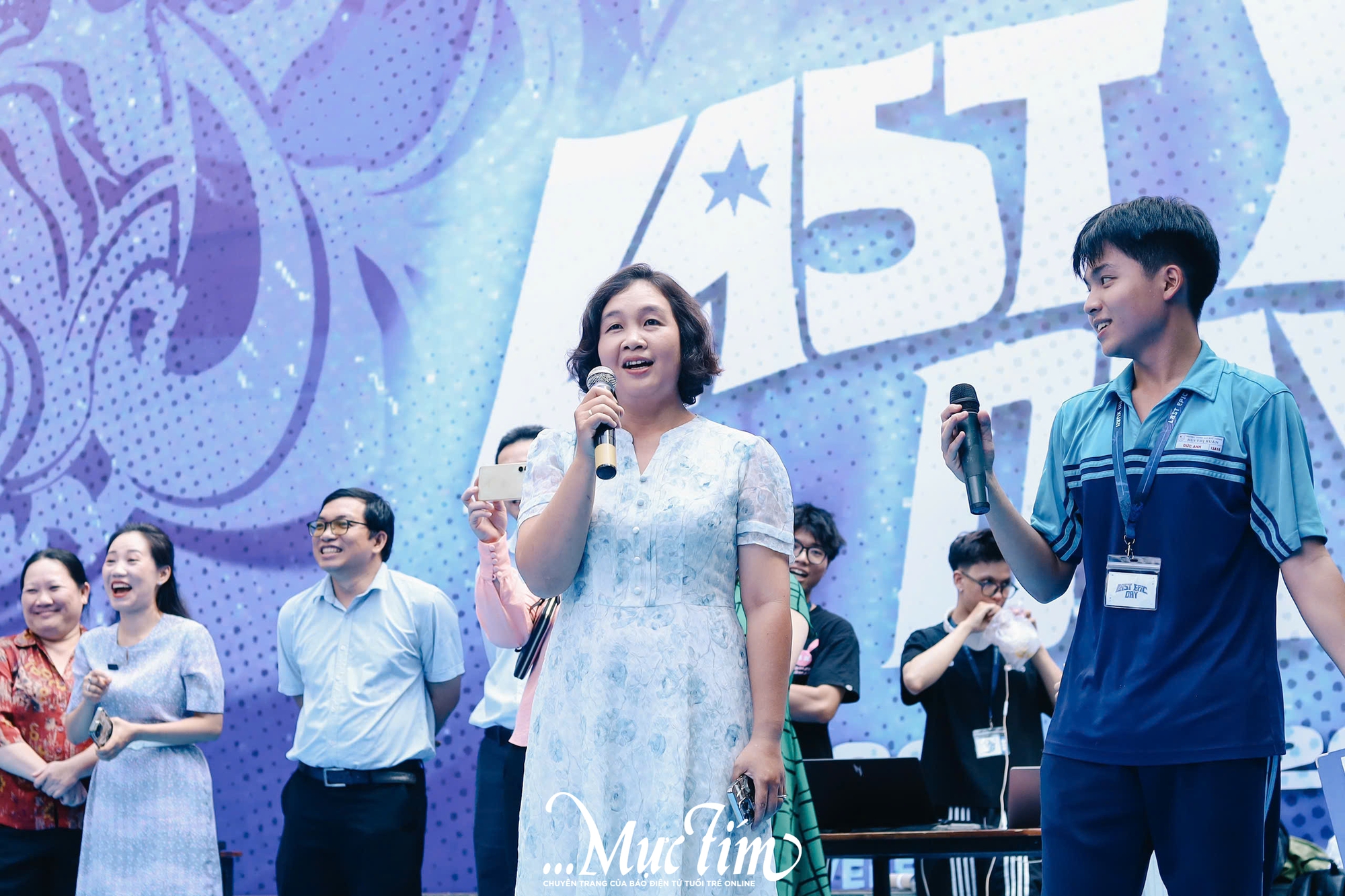 Học trò lớp 12 Trường THPT Bùi Thị Xuân ném bóng nước, trao ruy băng trong ngày chia tay - Ảnh 17.