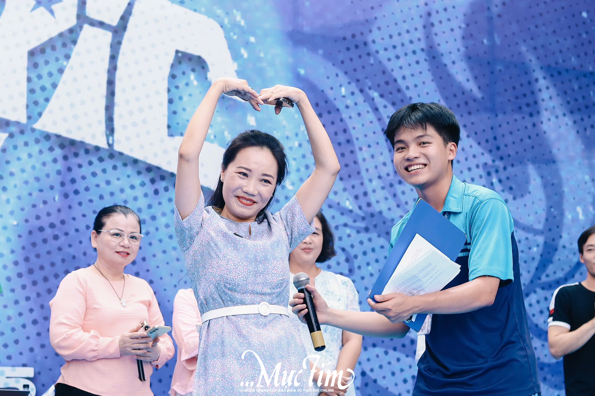 Học trò lớp 12 Trường THPT Bùi Thị Xuân ném bóng nước, trao ruy băng trong ngày chia tay - Ảnh 18.
