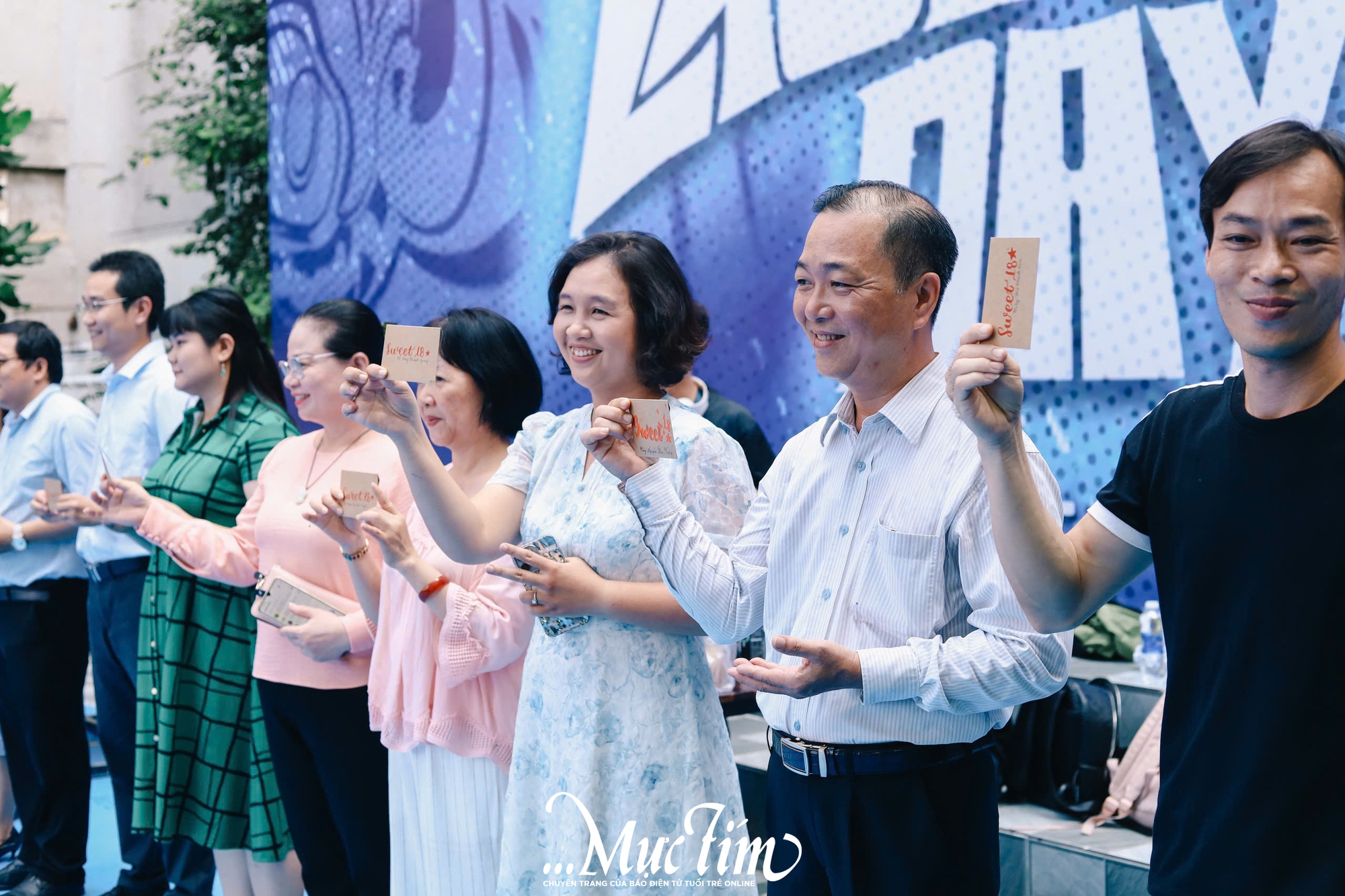 Học trò lớp 12 Trường THPT Bùi Thị Xuân ném bóng nước, trao ruy băng trong ngày chia tay - Ảnh 20.