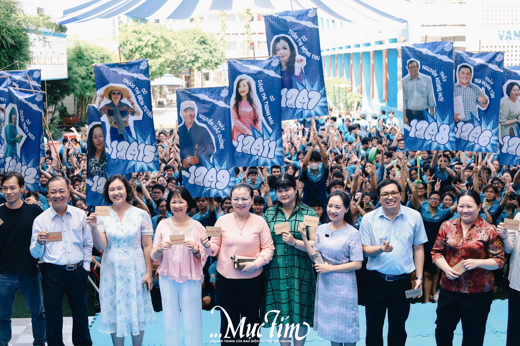 Học trò lớp 12 Trường THPT Bùi Thị Xuân ném bóng nước, trao ruy băng trong ngày chia tay - Ảnh 21.