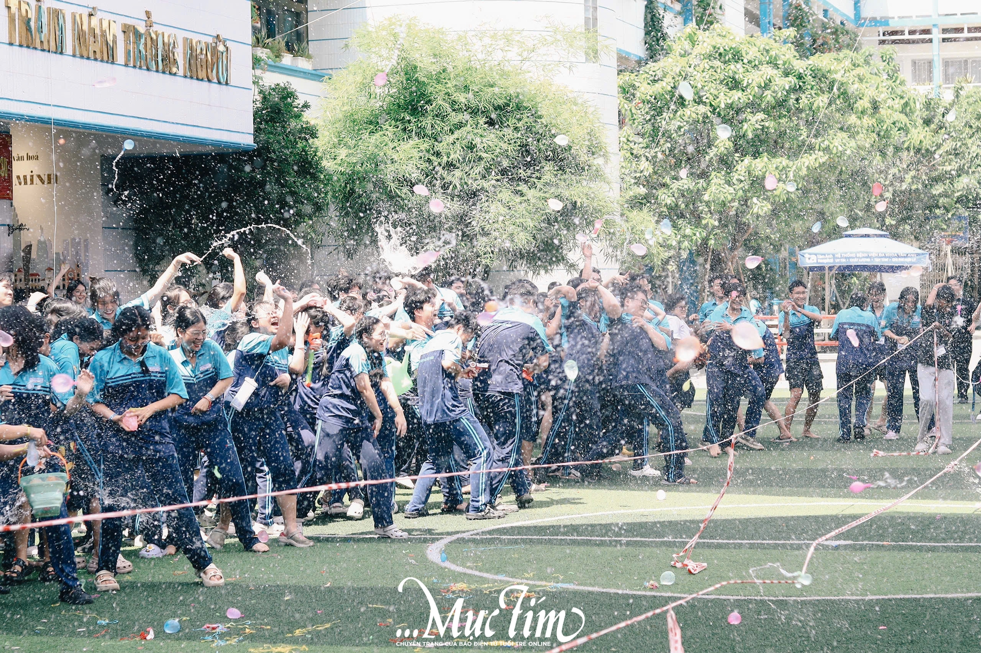Học trò lớp 12 Trường THPT Bùi Thị Xuân ném bóng nước, trao ruy băng trong ngày chia tay - Ảnh 25.