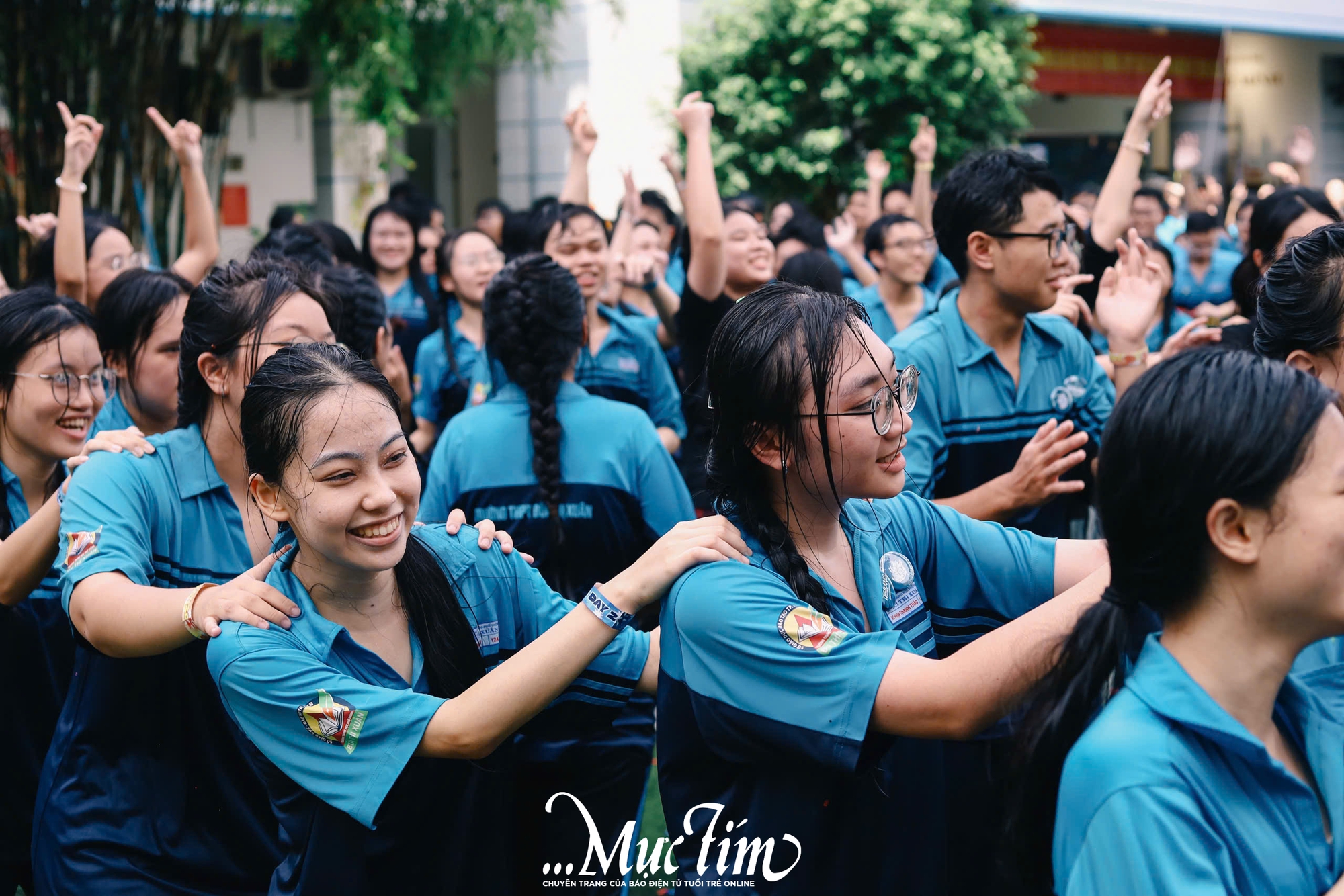 Học trò lớp 12 Trường THPT Bùi Thị Xuân ném bóng nước, trao ruy băng trong ngày chia tay - Ảnh 26.