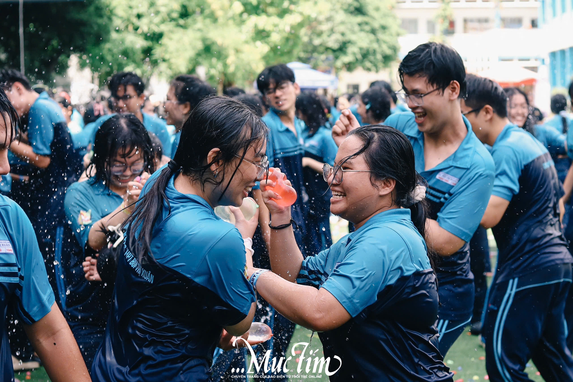 Học trò lớp 12 Trường THPT Bùi Thị Xuân ném bóng nước, trao ruy băng trong ngày chia tay - Ảnh 28.