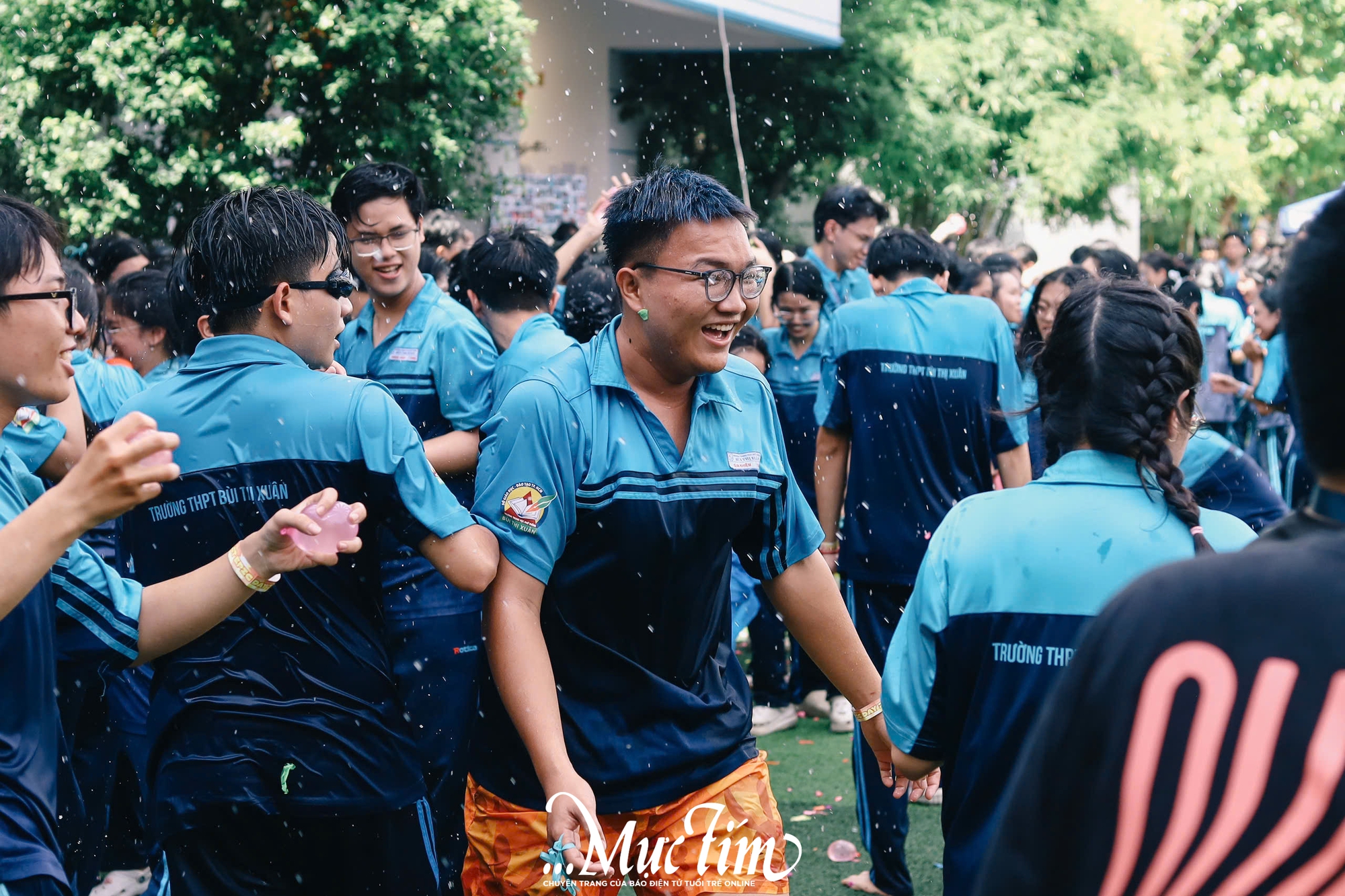Học trò lớp 12 Trường THPT Bùi Thị Xuân ném bóng nước, trao ruy băng trong ngày chia tay - Ảnh 29.