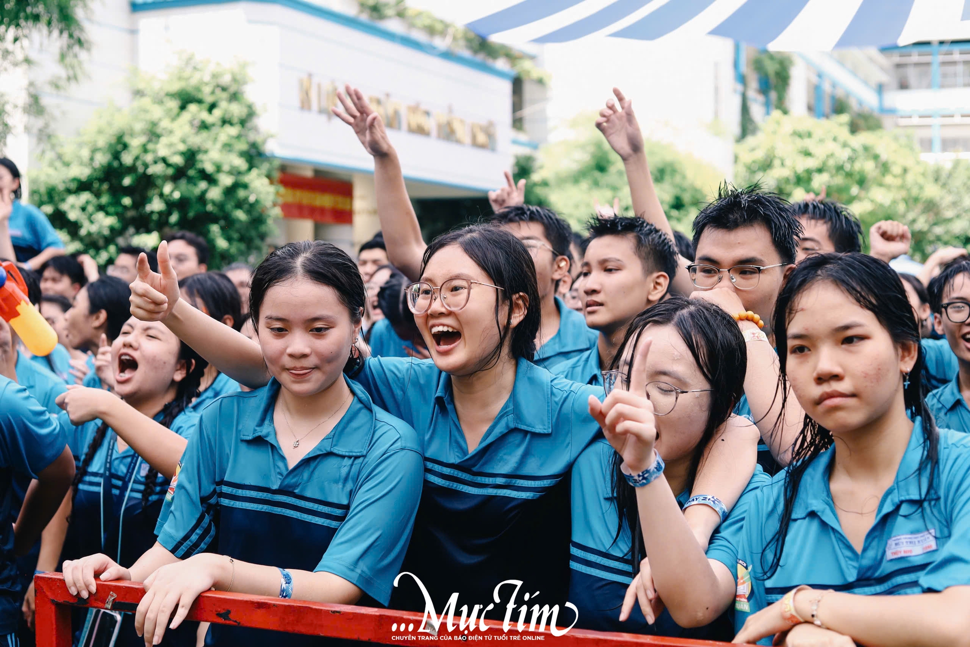 Học trò lớp 12 Trường THPT Bùi Thị Xuân ném bóng nước, trao ruy băng trong ngày chia tay - Ảnh 30.