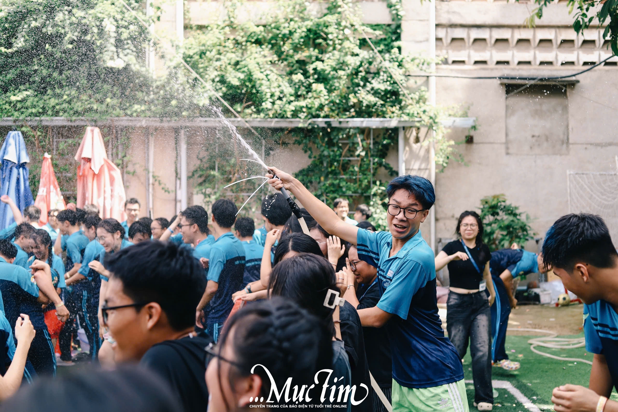Học trò lớp 12 Trường THPT Bùi Thị Xuân ném bóng nước, trao ruy băng trong ngày chia tay - Ảnh 32.