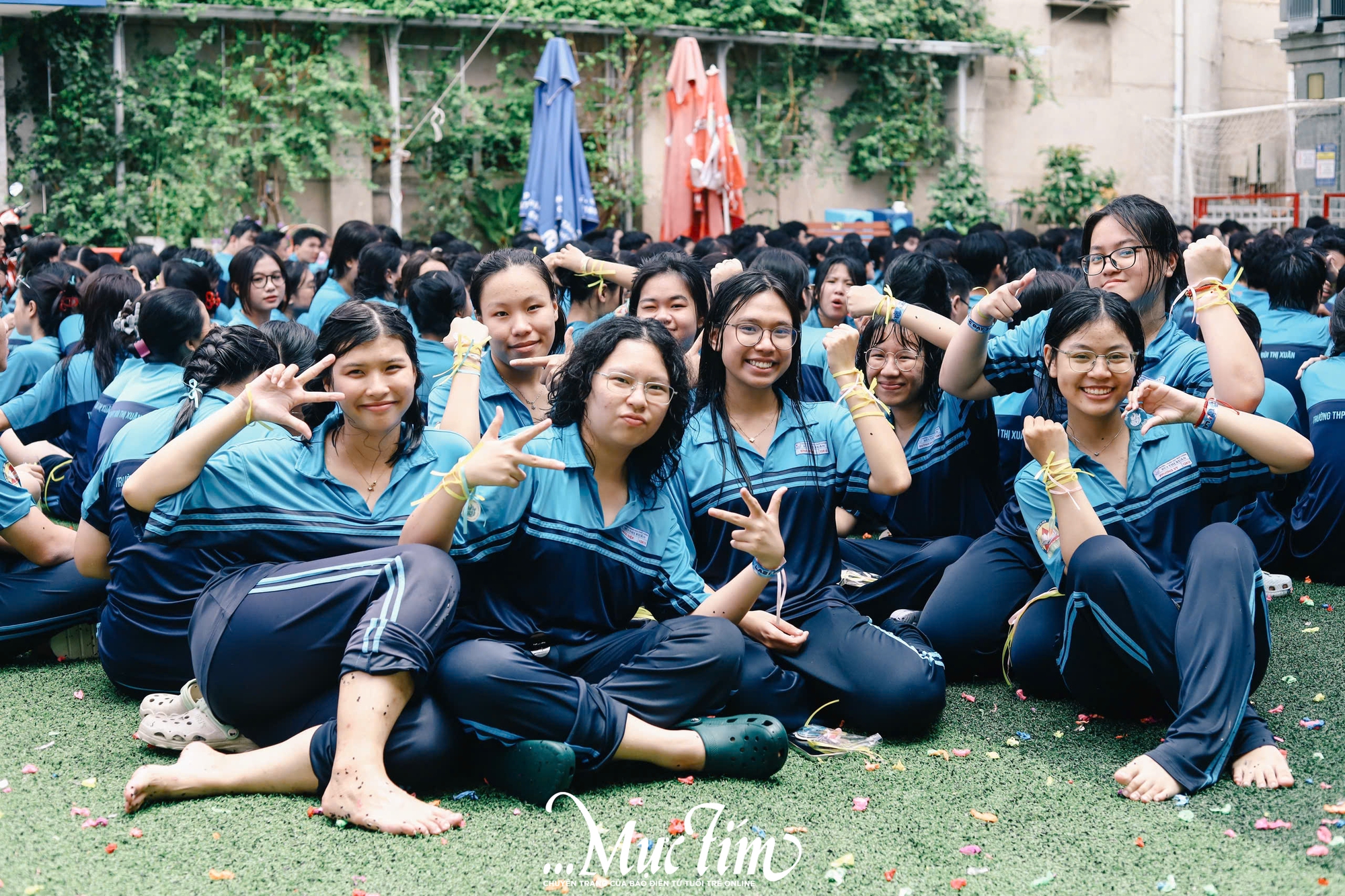 Học trò lớp 12 Trường THPT Bùi Thị Xuân ném bóng nước, trao ruy băng trong ngày chia tay - Ảnh 35.