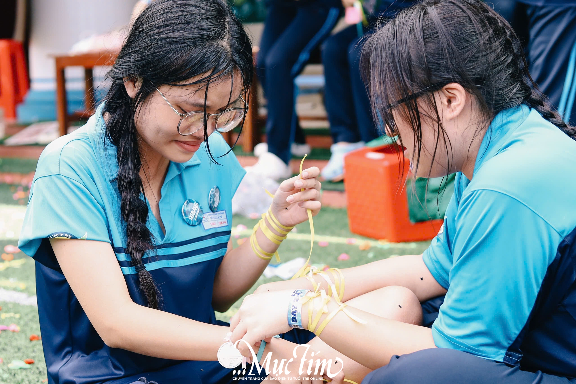 Học trò lớp 12 Trường THPT Bùi Thị Xuân ném bóng nước, trao ruy băng trong ngày chia tay - Ảnh 36.