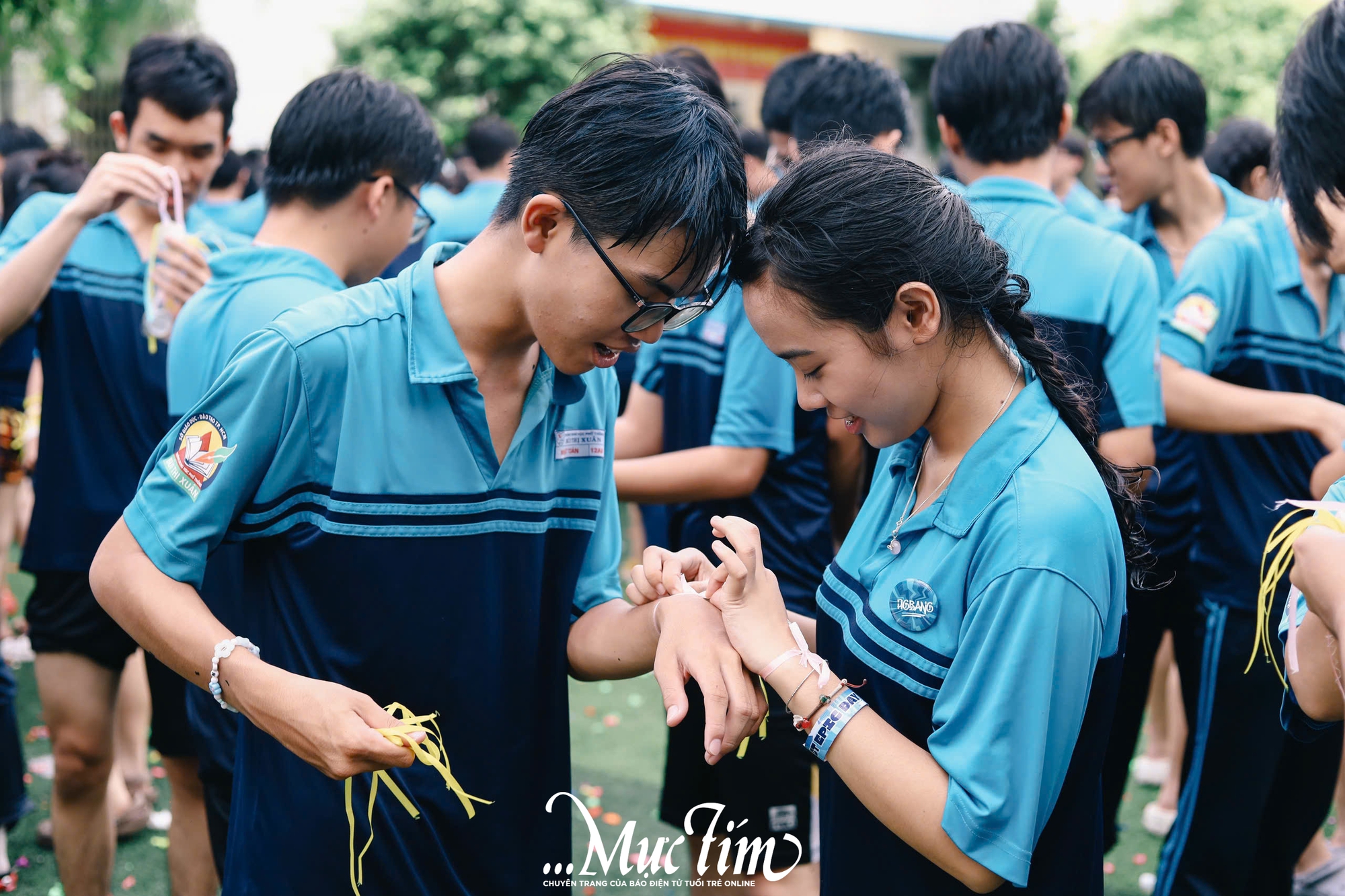 Học trò lớp 12 Trường THPT Bùi Thị Xuân ném bóng nước, trao ruy băng trong ngày chia tay - Ảnh 38.