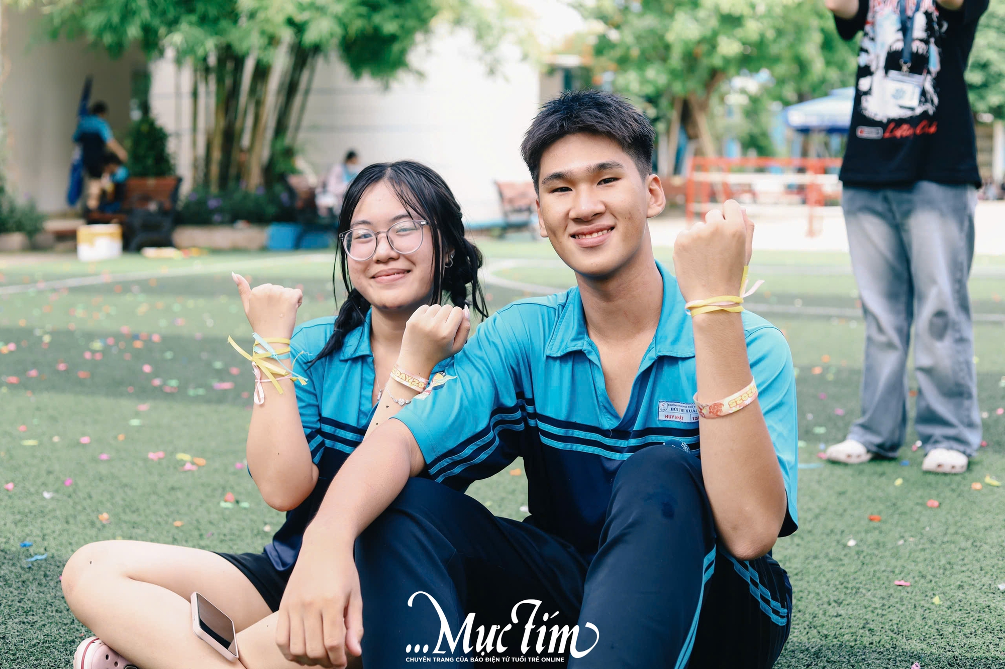 Học trò lớp 12 Trường THPT Bùi Thị Xuân ném bóng nước, trao ruy băng trong ngày chia tay - Ảnh 39.