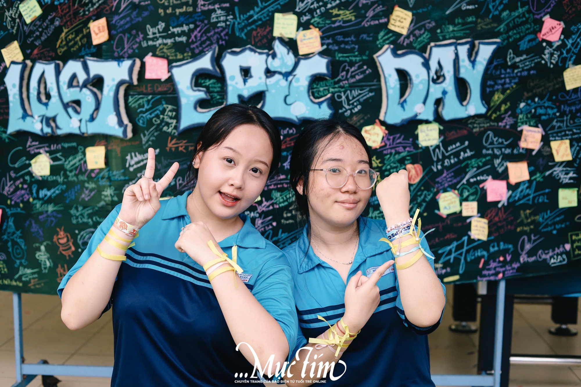 Học trò lớp 12 Trường THPT Bùi Thị Xuân ném bóng nước, trao ruy băng trong ngày chia tay - Ảnh 40.