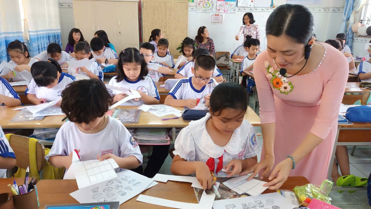 គ្រូបង្រៀនទទួលបានការដំឡើងប្រាក់ខែ៖ ការកែលម្អគុណភាពអប់រំ - រូបថតទី៤។ Nhà giáo được tăng lương: nâng chất lượng giáo dục - Ảnh 3.