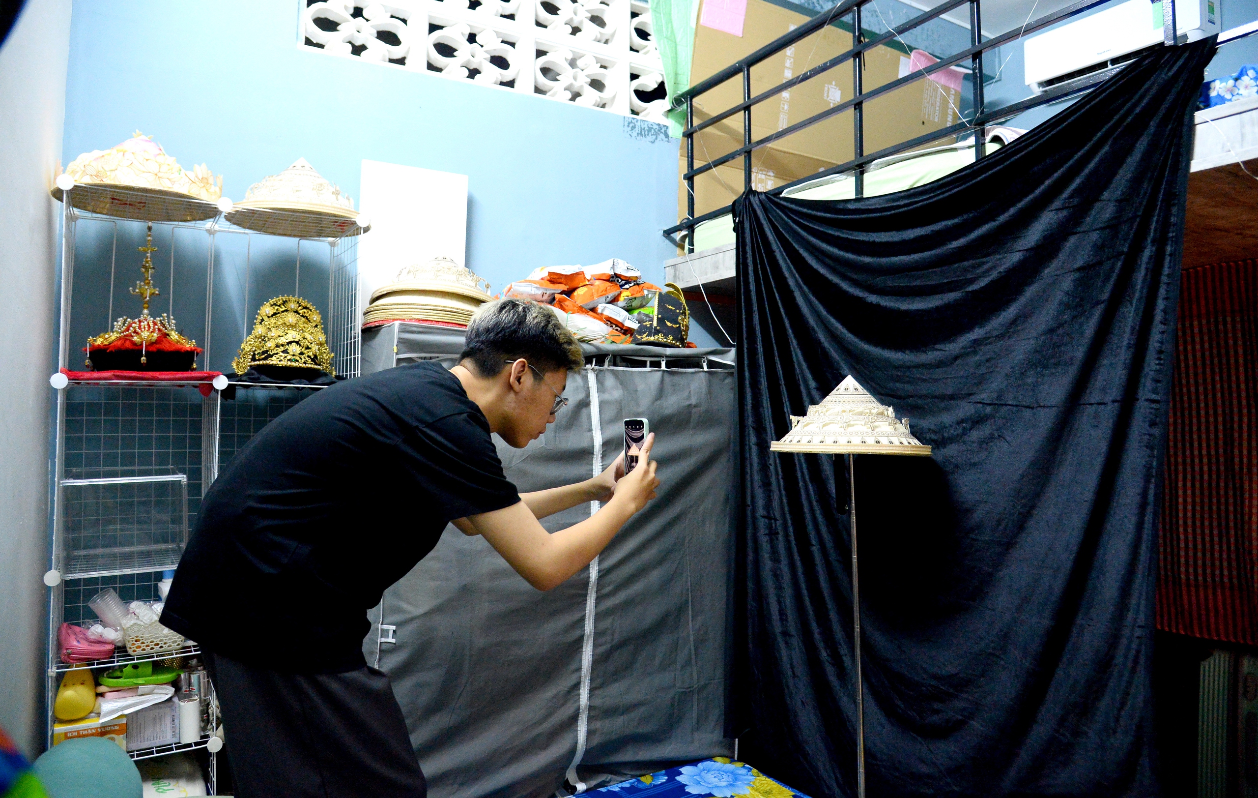 Vietnamese engineering graduate gives traditional conical hats a modern cultural twist- Ảnh 2. Vietnamese engineering graduate gives traditional conical hats a modern cultural twist- Ảnh 2.