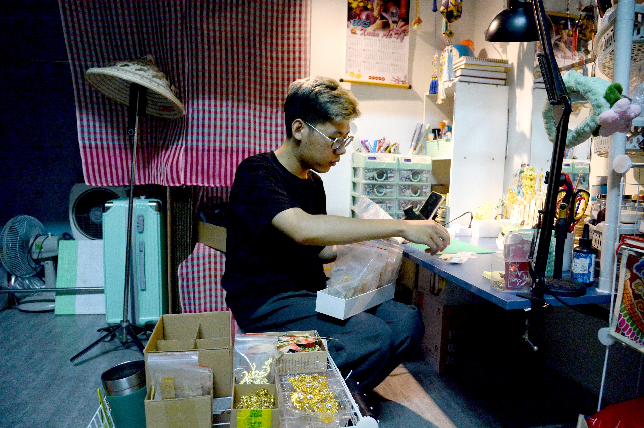 Vietnamese engineering graduate gives traditional conical hats a modern cultural twist- Ảnh 1. Vietnamese engineering graduate gives traditional conical hats a modern cultural twist- Ảnh 1.