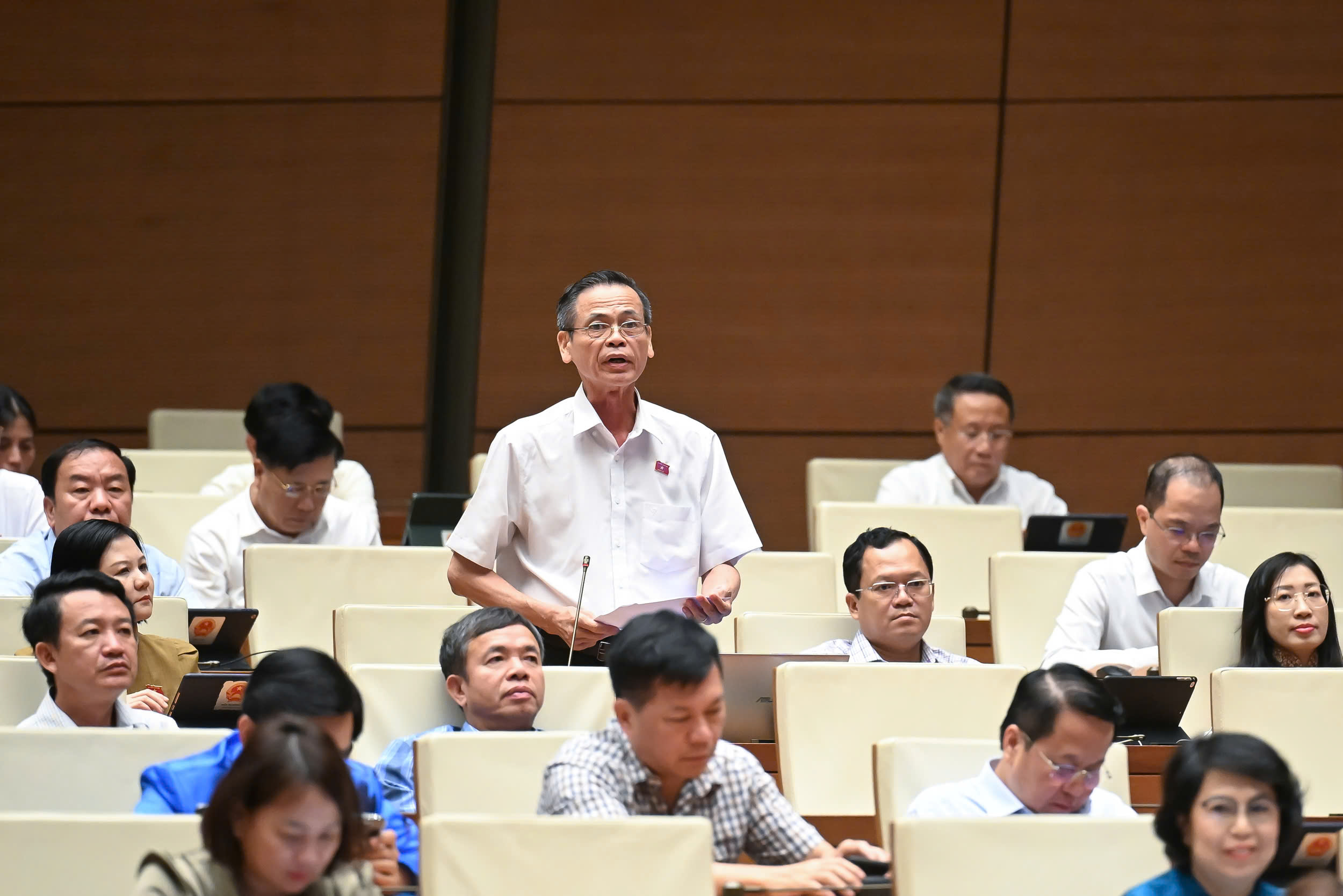 Đại biểu nêu nghịch lý chuyện đi làm thủ tục, phòng này yêu cầu, phòng khác nói 'không có' - Ảnh 1.