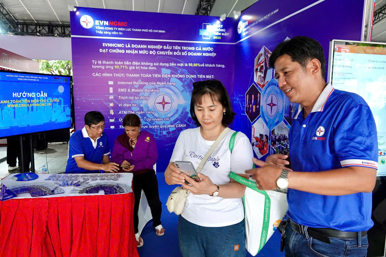 Người dân bất ngờ với những tiện ích trong ứng dụng chăm sóc khách hàng của ngành điện - Ảnh 1.