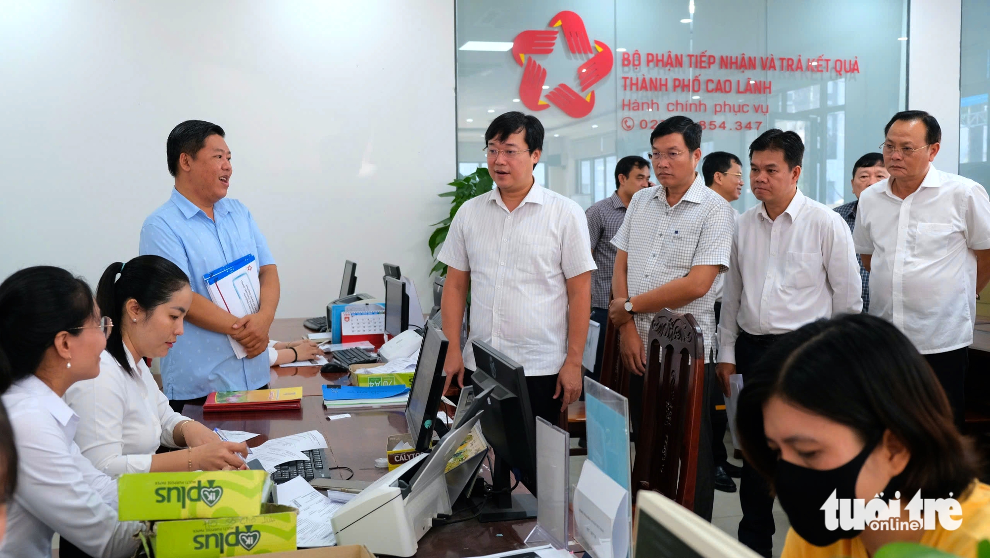 Vận hành cấp xã mới: phát giấy chỉ dẫn điểm làm thủ tục đến các hộ gia đình - Ảnh 1.