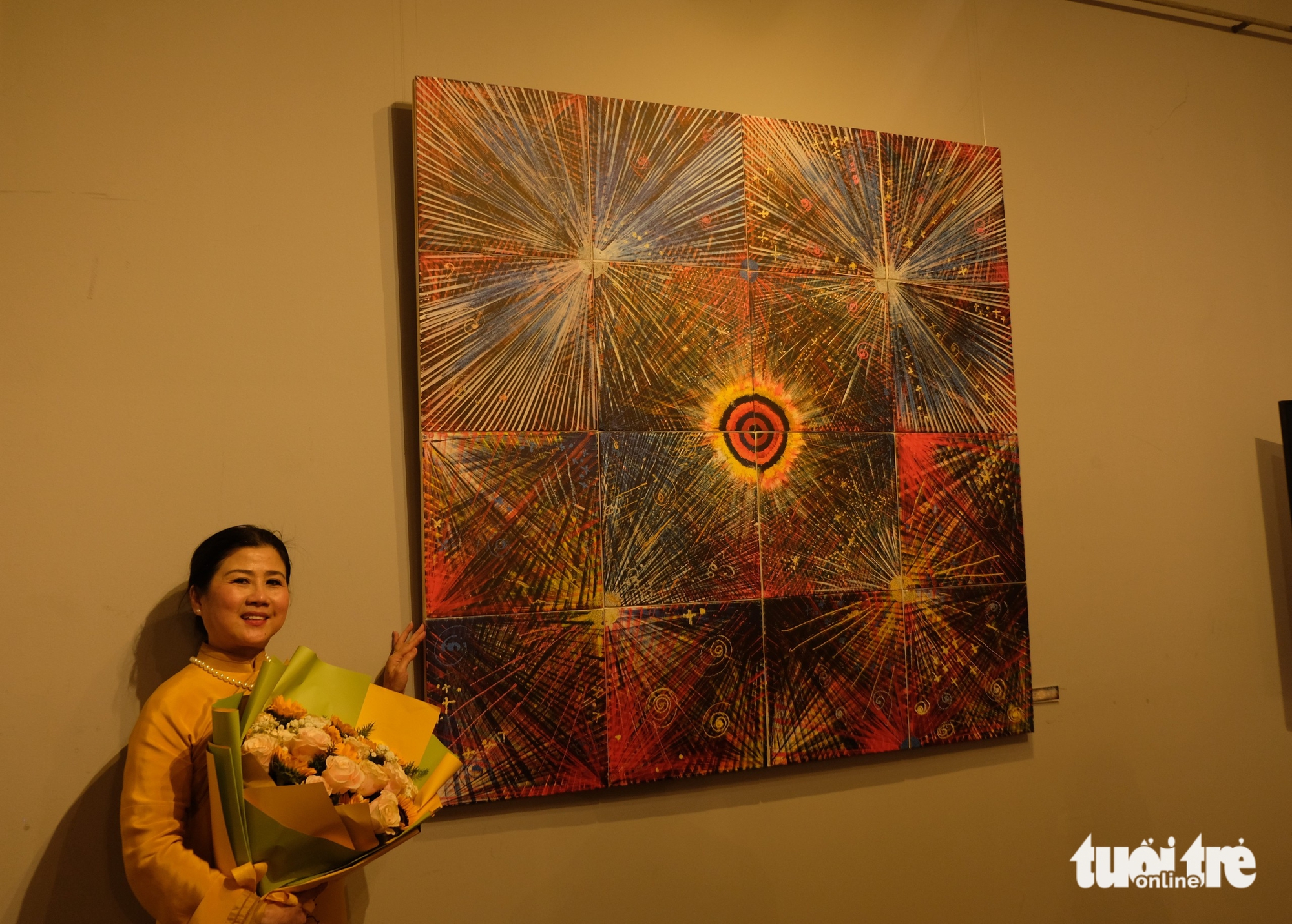 লিন হুয়েন তার চিত্রকর্ম প্রদর্শনীতে সংস্কারিত অপেরা শেখাচ্ছেন - ছবি ৩। Linh Huyền - Ảnh 2.