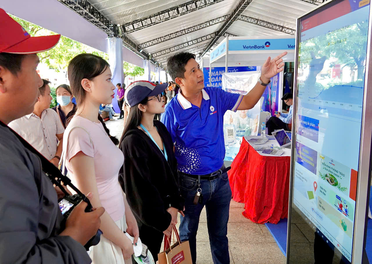 Người dân bất ngờ với những tiện ích trong ứng dụng chăm sóc khách hàng của ngành điện - Ảnh 2.