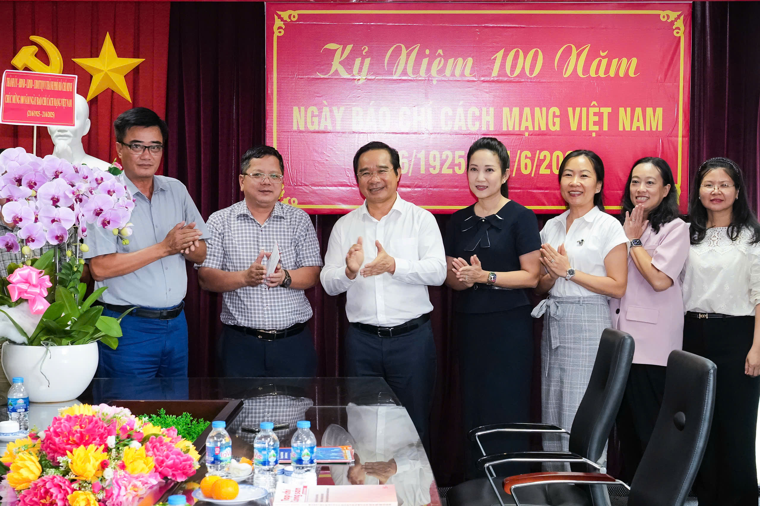 Chủ tịch TP.HCM Nguyễn Văn Được thăm, chúc mừng cơ quan báo chí - Ảnh 1.