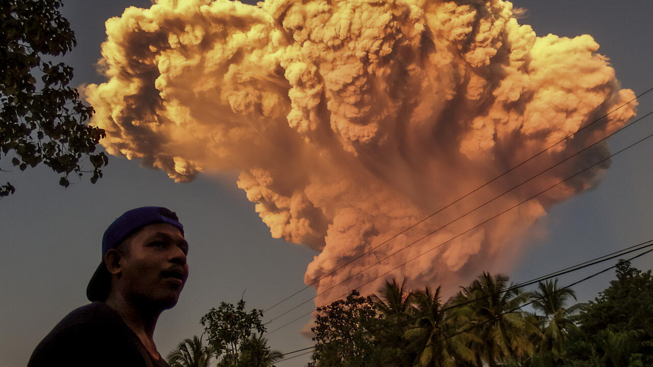 Indonesia volcano spews colossal ash tower, alert level raised- Ảnh 1. Indonesia volcano spews colossal ash tower, alert level raised- Ảnh 1.