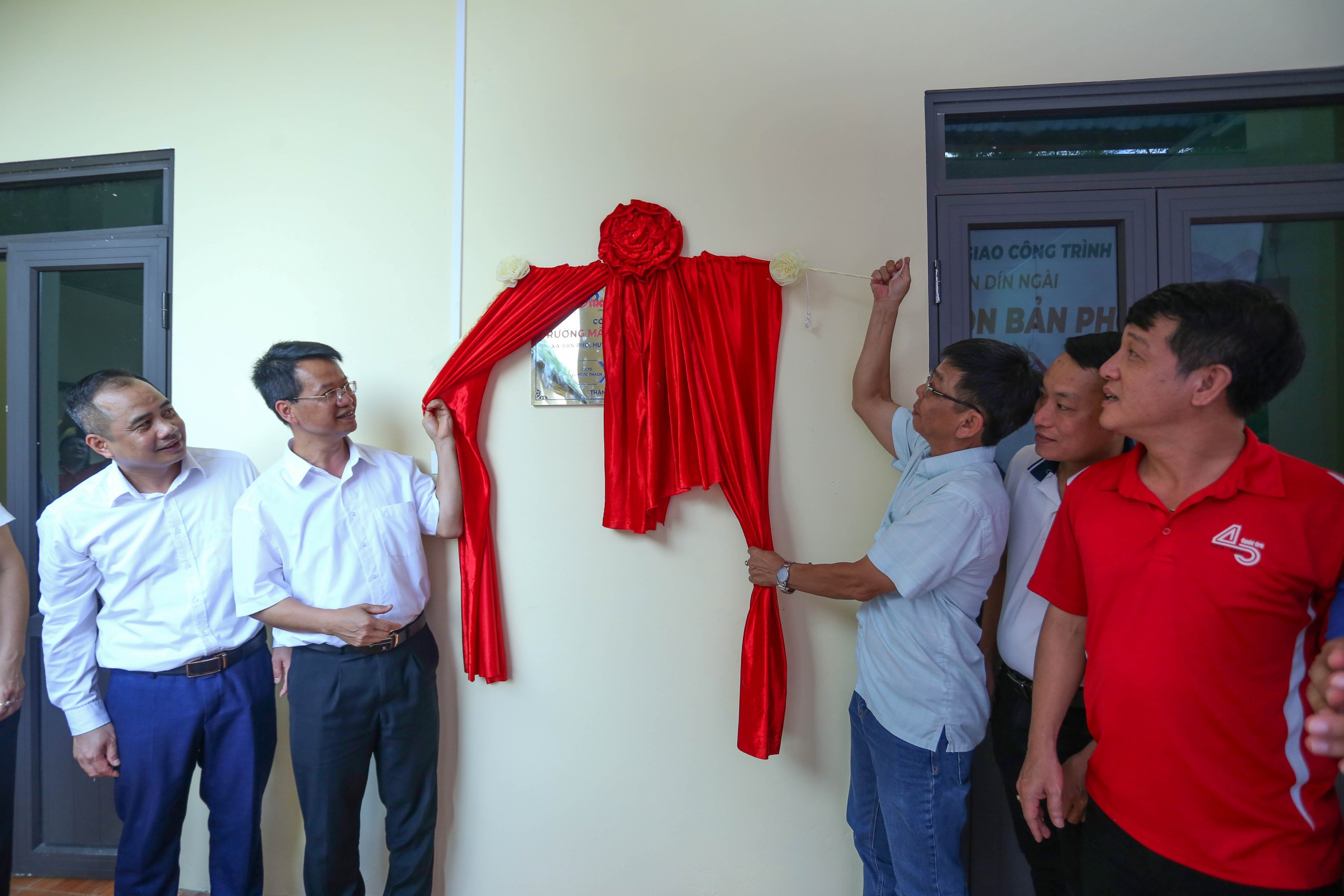 Từ đóng góp của bạn đọc Tuổi Trẻ, khánh thành trường mầm non ở Lào Cai bị ảnh hưởng mưa bão Yagi - Ảnh 1.