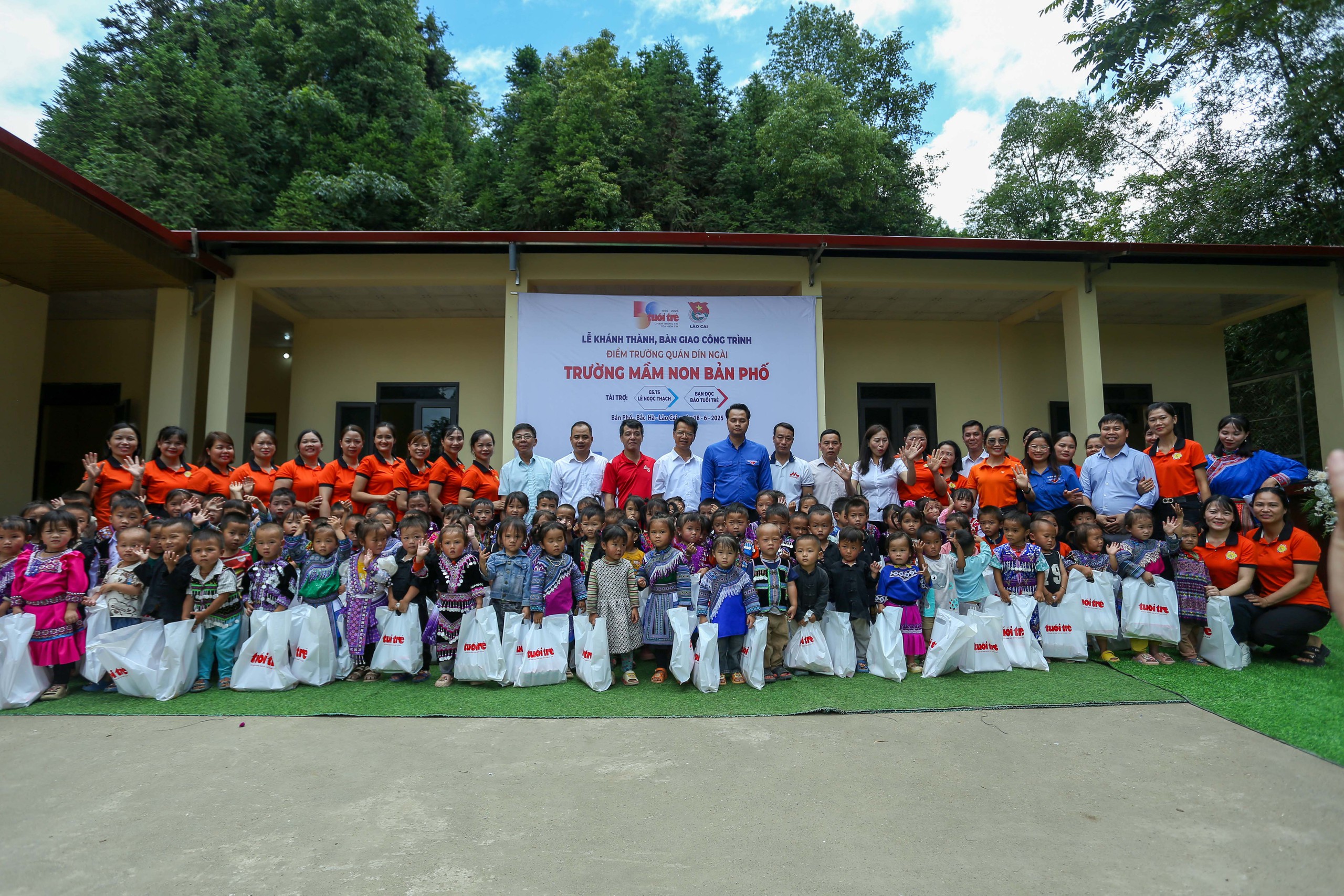 Từ đóng góp của bạn đọc Tuổi Trẻ, khánh thành trường mầm non ở Lào Cai bị ảnh hưởng mưa bão Yagi - Ảnh 2.