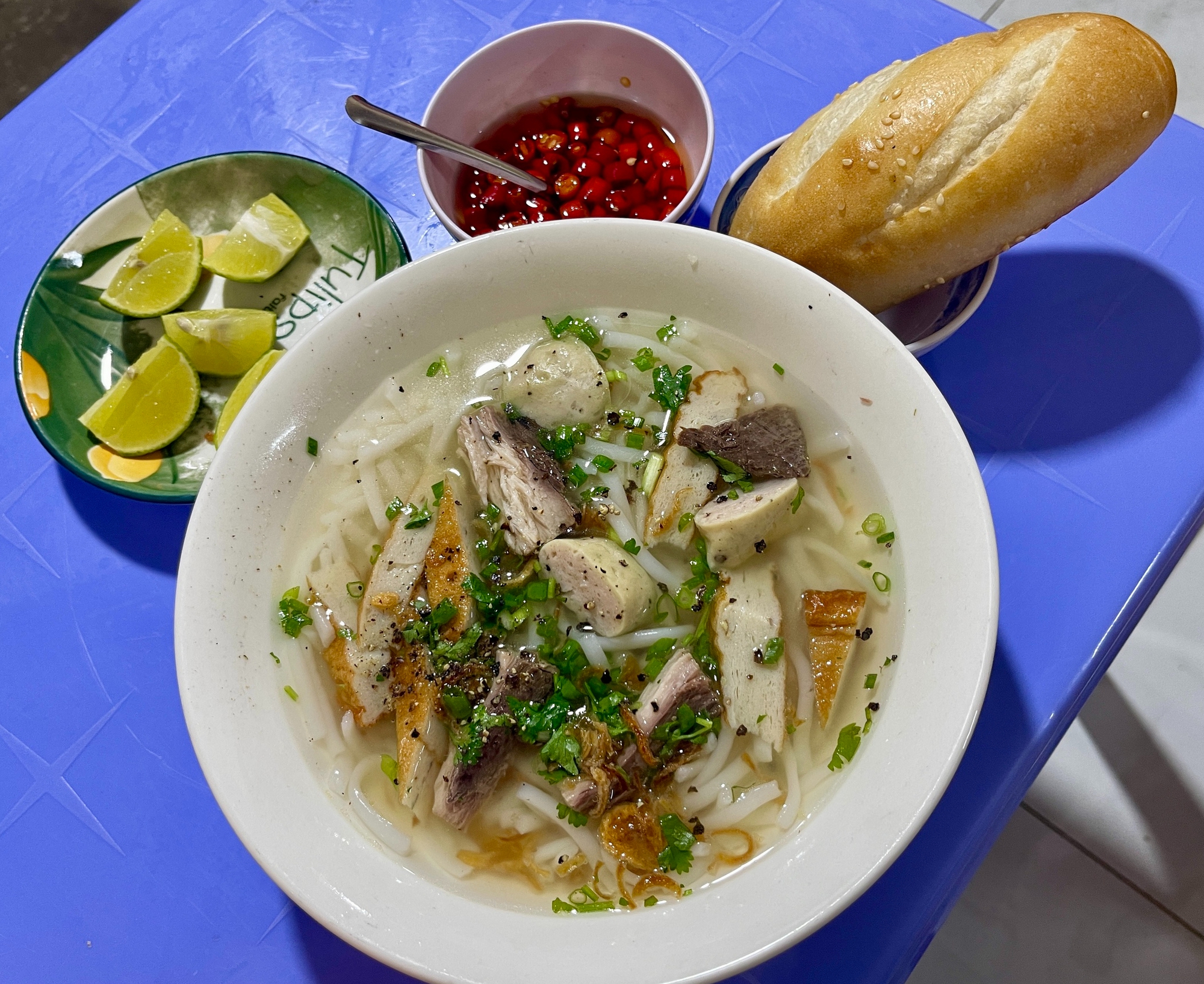 Chiều mưa ghé chợ Lạc Quang ăn đồ Phan Rang - Ảnh 1. Chiều mưa dạo chợ Lạc Quang ăn đồ Phan Rang: Bánh canh, căn, xèo, chả cá gợi vị quê nhà - Ảnh 1.