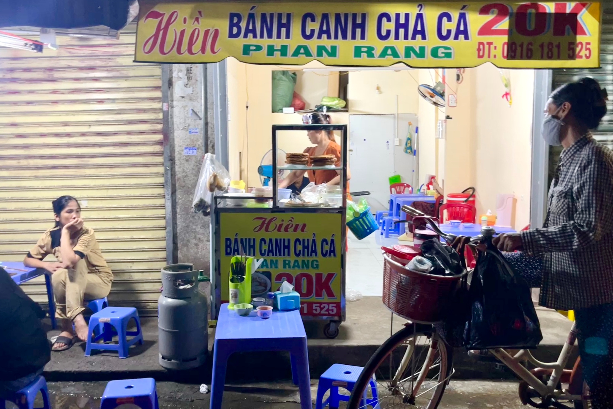 Regnig eftermiddag, stannade till vid Lac Quang-marknaden för att äta mat från Phan Rang - Foto 2. Phan Rang - Ảnh 2.