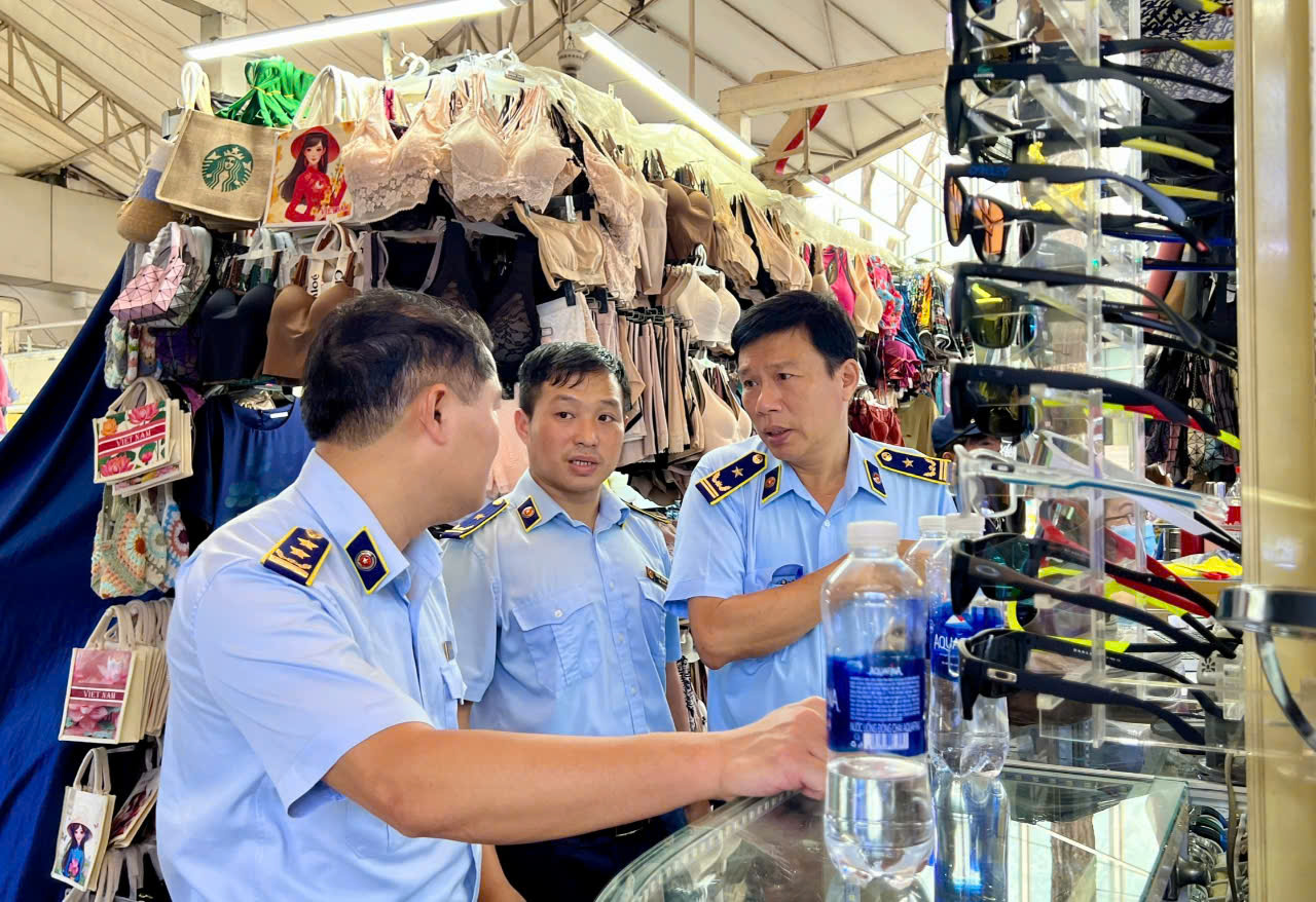 TP.HCM phát hiện nhiều vụ sản xuất, buôn bán hàng giả quy mô lớn - Ảnh 1.