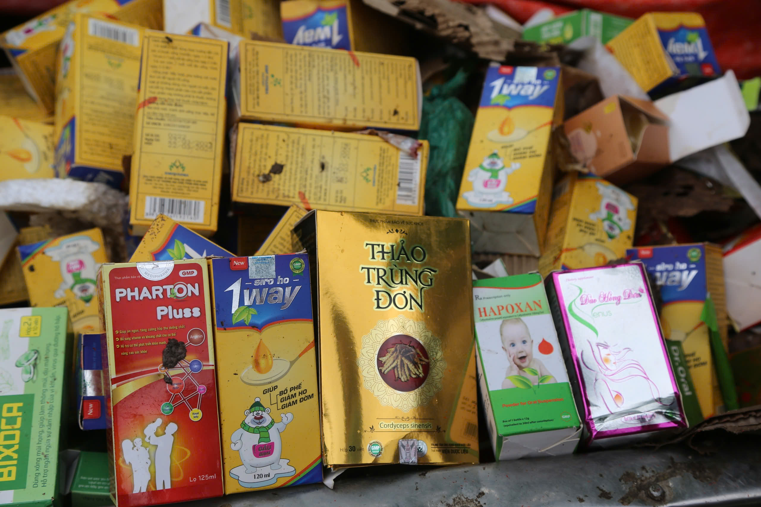 Phát hiện hàng nghìn hộp siro, yến sào, đông trùng hạ thảo... vứt ngoài bãi rác - Ảnh 2.