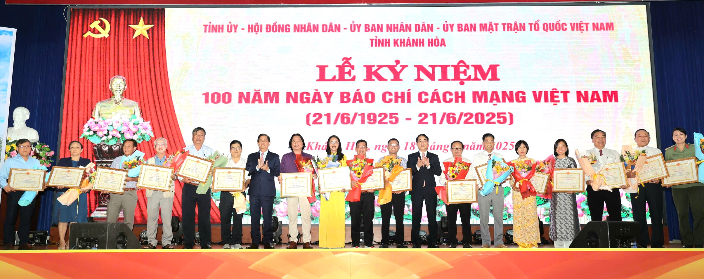 Tỉnh Khánh Hòa tặng bằng khen Văn phòng đại diện báo Tuổi Trẻ vùng Nam Trung Bộ và Tây Nguyên - Ảnh 1. Khánh Hòa - Ảnh 1.