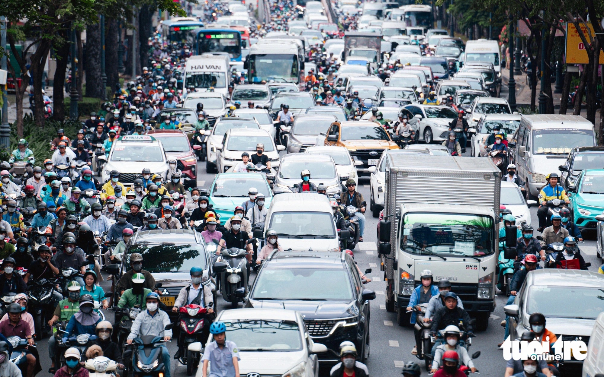 In Ho Chi Minh City, a traffic jam means moving slower than a pedestrian for 30 minutes- Ảnh 1.