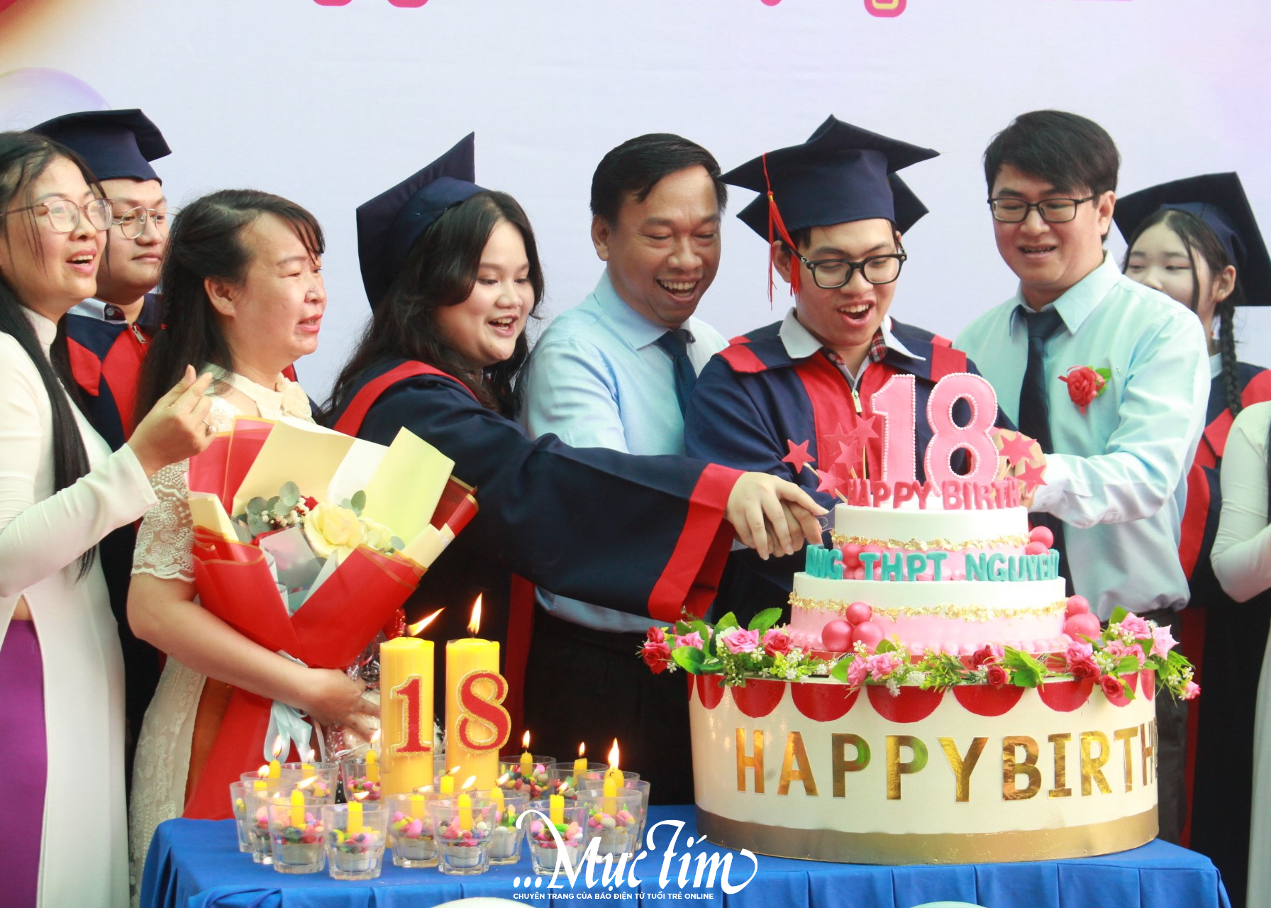 Học trò Trường THPT Nguyễn Hữu Thọ gửi lời chào tạm biệt 1000 ngày thanh xuân - Ảnh 1.