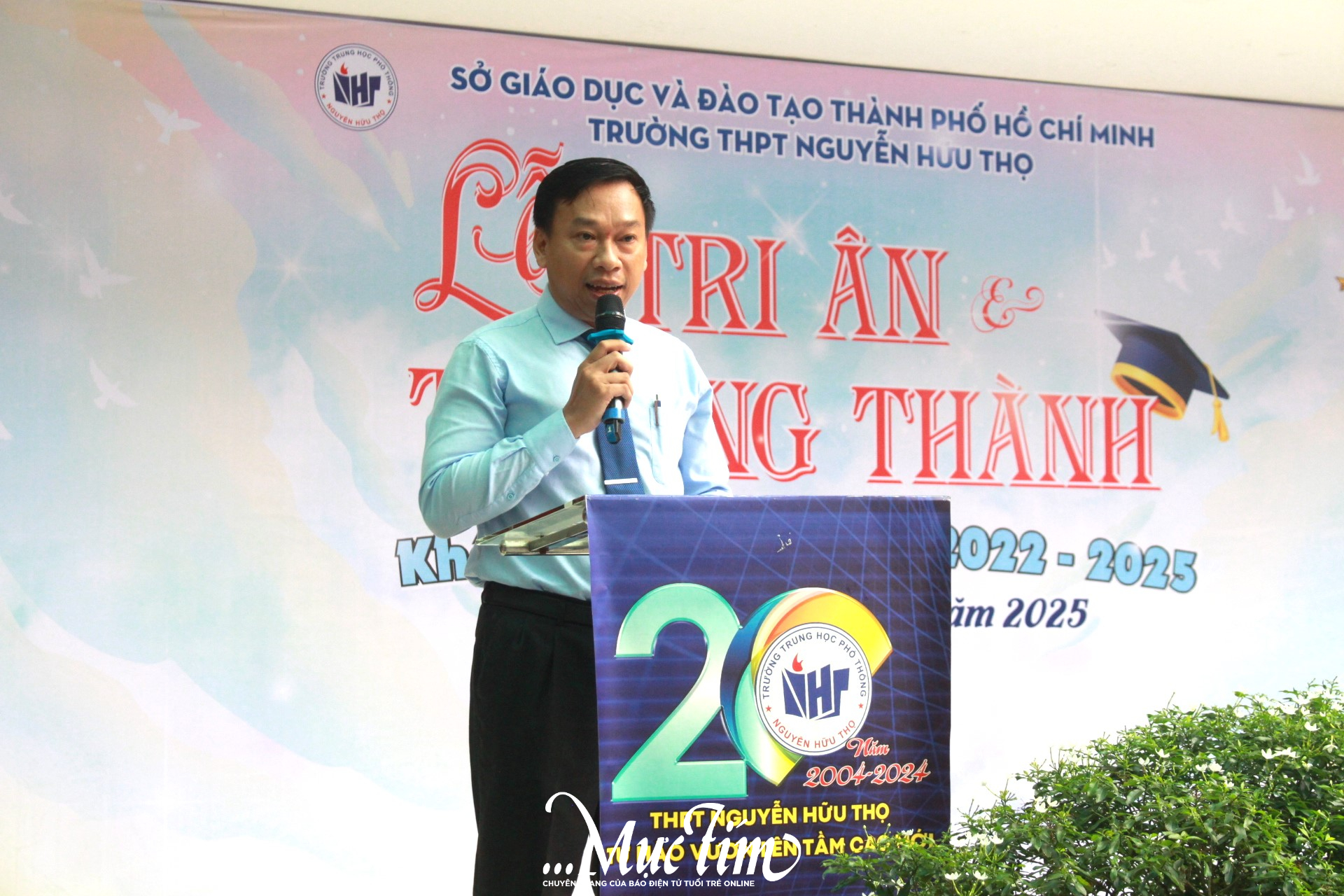 Học trò Trường THPT Nguyễn Hữu Thọ gửi lời chào tạm biệt 1000 ngày thanh xuân - Ảnh 2.