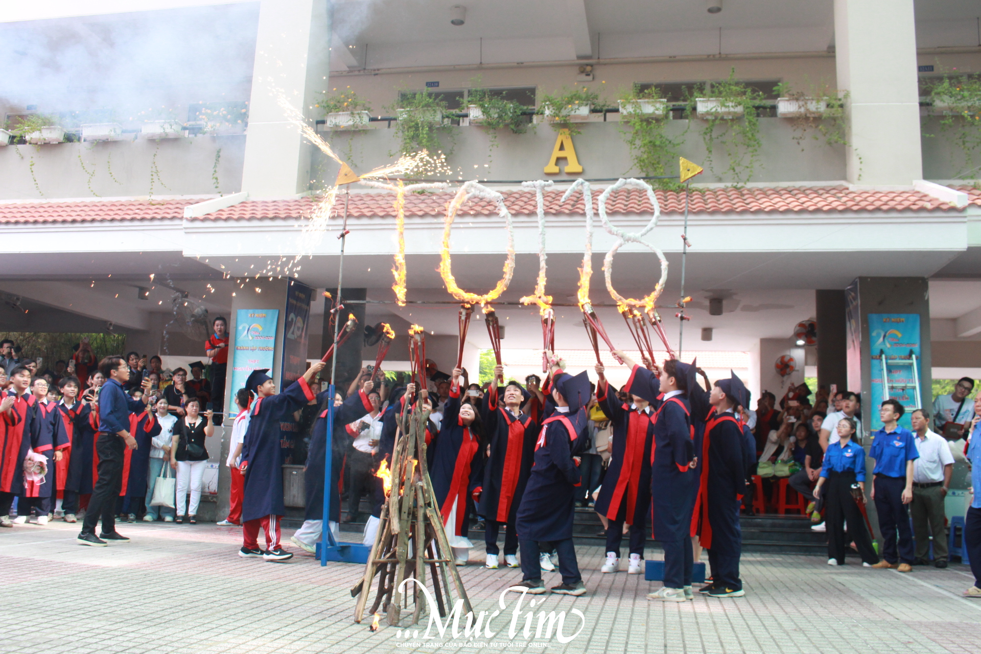 Học trò Trường THPT Nguyễn Hữu Thọ gửi lời chào tạm biệt 1000 ngày thanh xuân - Ảnh 5.