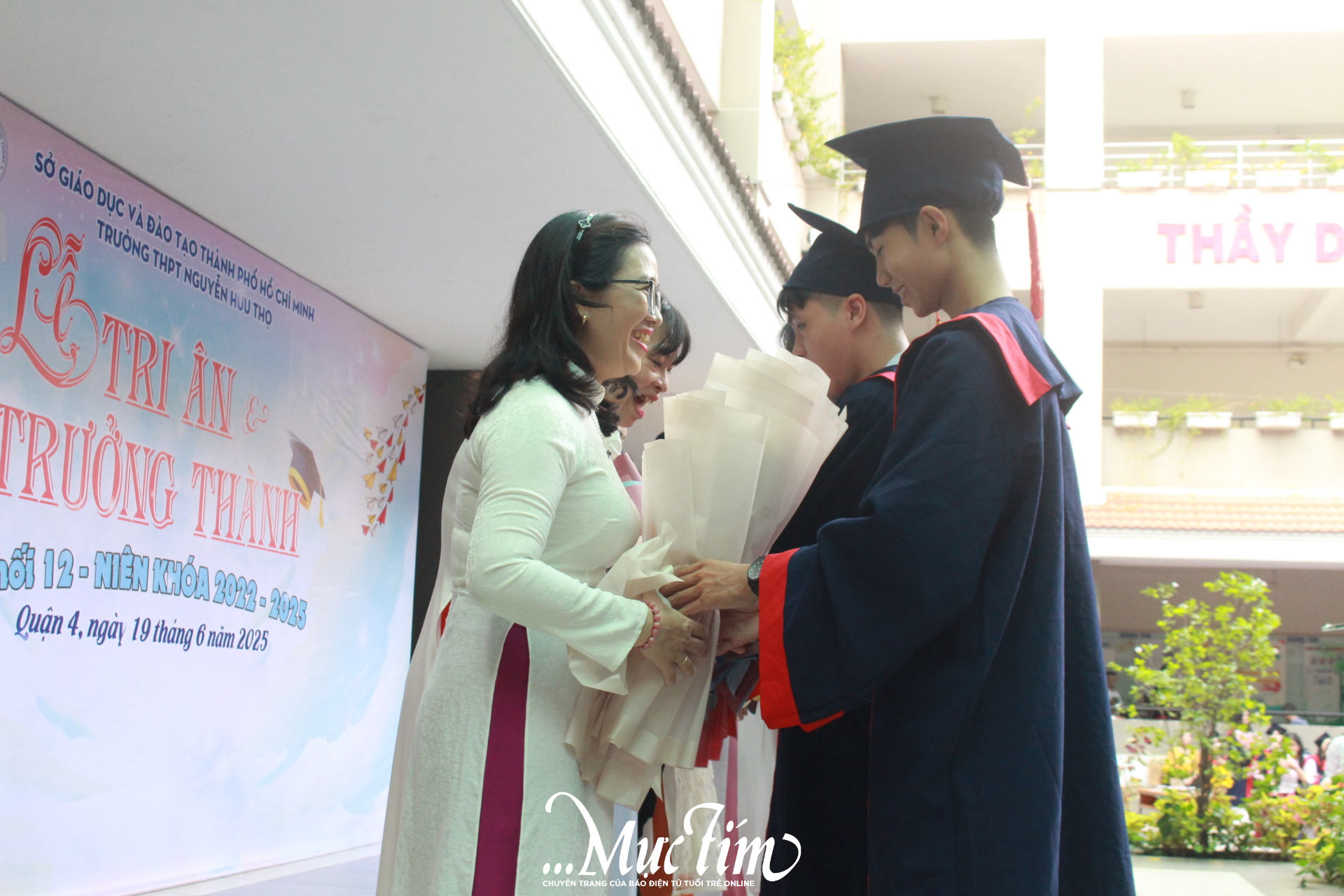 Học trò Trường THPT Nguyễn Hữu Thọ gửi lời chào tạm biệt 1000 ngày thanh xuân - Ảnh 10.