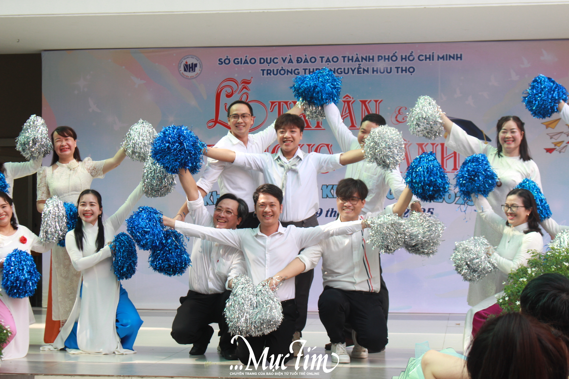 Học trò Trường THPT Nguyễn Hữu Thọ gửi lời chào tạm biệt 1000 ngày thanh xuân - Ảnh 13.