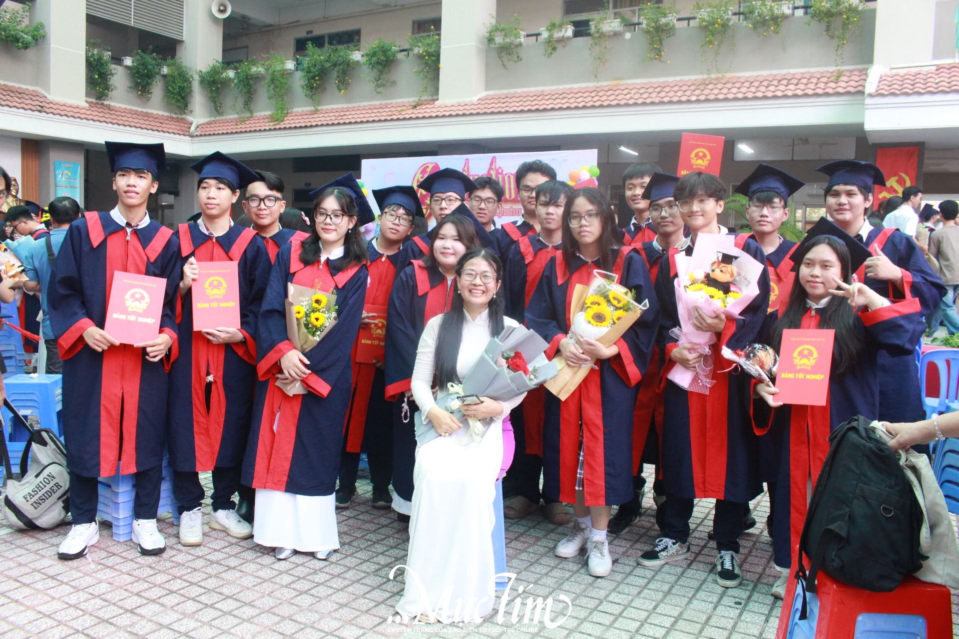 Học trò Trường THPT Nguyễn Hữu Thọ gửi lời chào tạm biệt 1000 ngày thanh xuân - Ảnh 14.