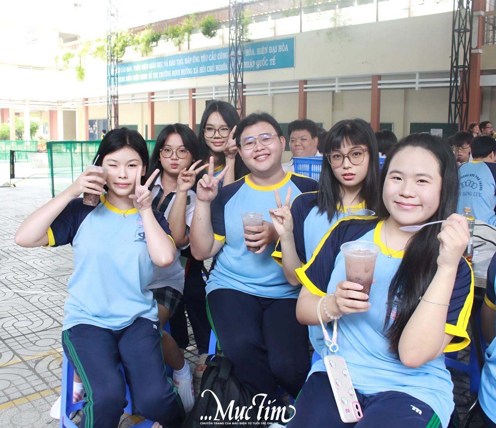 Chè đậu đỏ ngọt ngào từ thầy cô Trường THPT Phan Đăng Lưu- Ảnh 1.