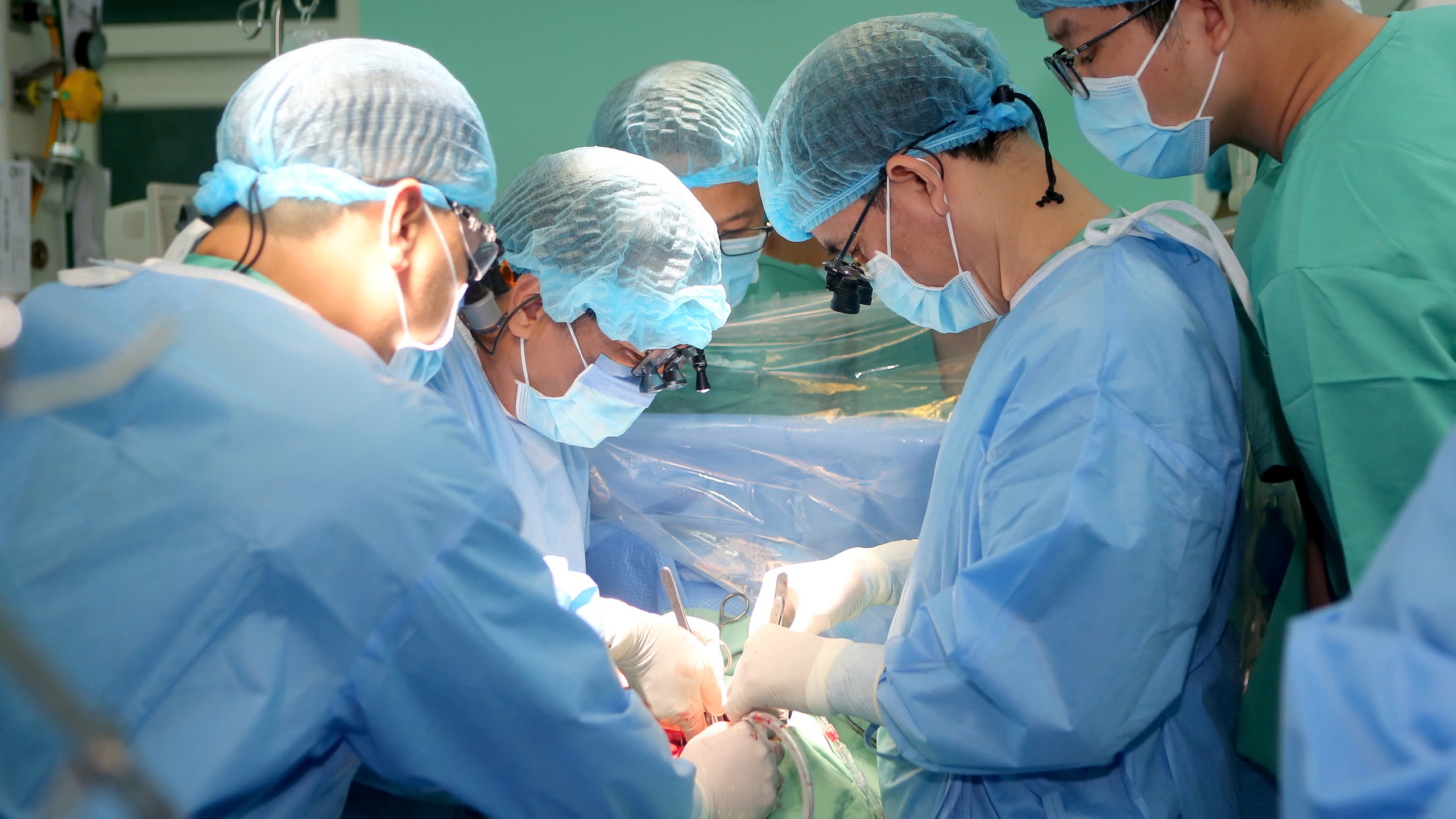 Bốn cuộc sống hồi sinh nhờ ghép tạng của một bệnh nhân nam 39 tuổi - Ảnh 1.