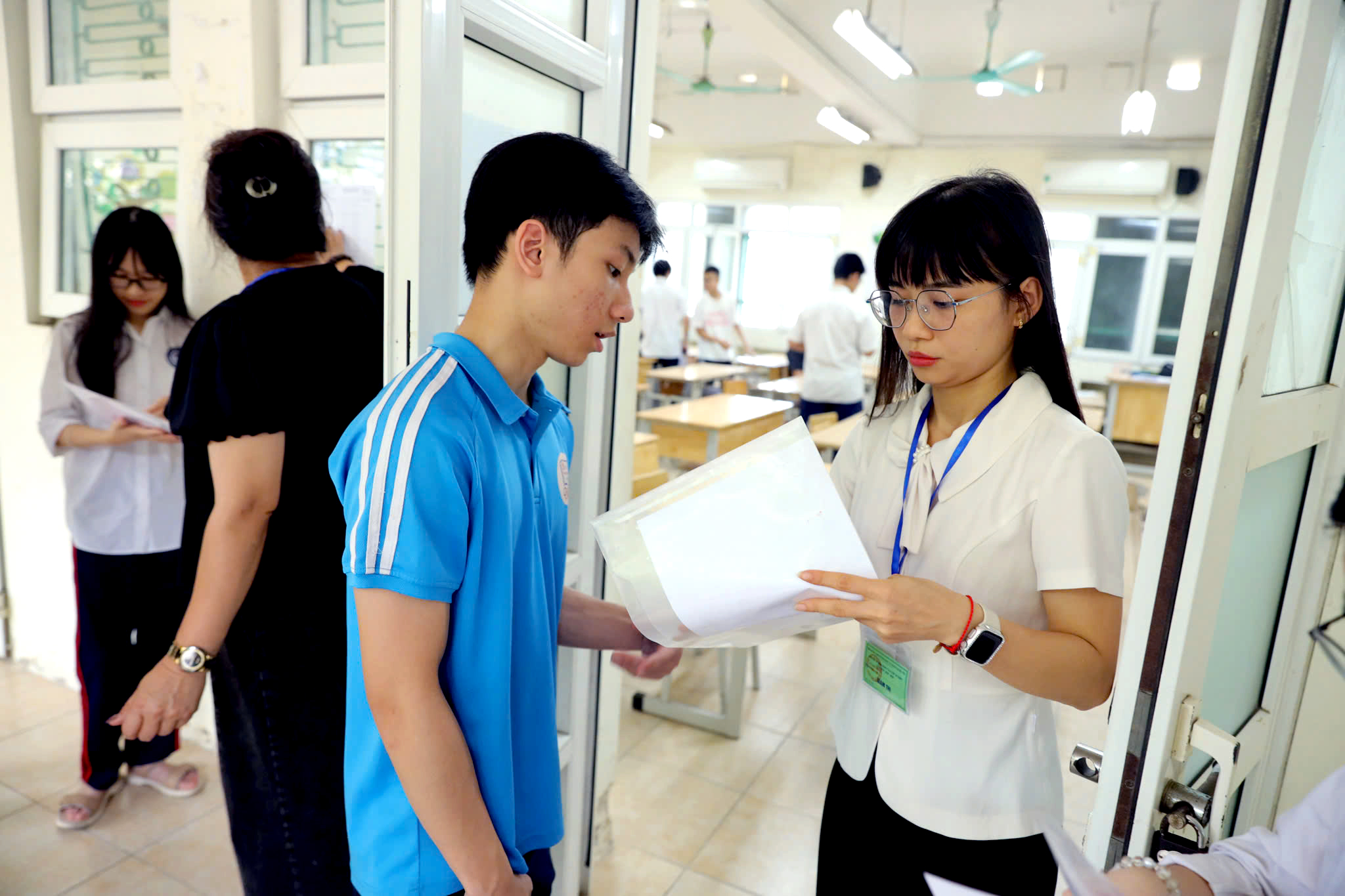 Hà Nội giao bổ sung hơn 11.000 chỉ tiêu tuyển sinh lớp 10 - Ảnh 1.