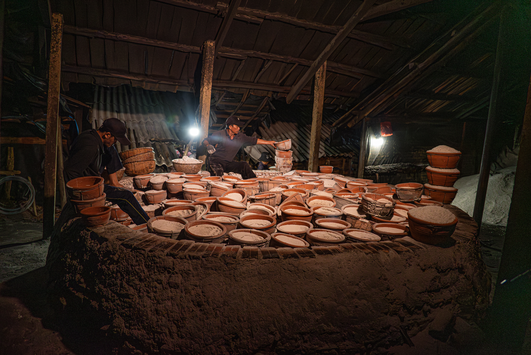 150 سال پرانے نمک گاؤں میں نمک کی کانوں میں رات بھر جاگنا - تصویر 2۔ Trắng đêm hầm muối ở làng muối 150 năm tuổi - Ảnh 2.