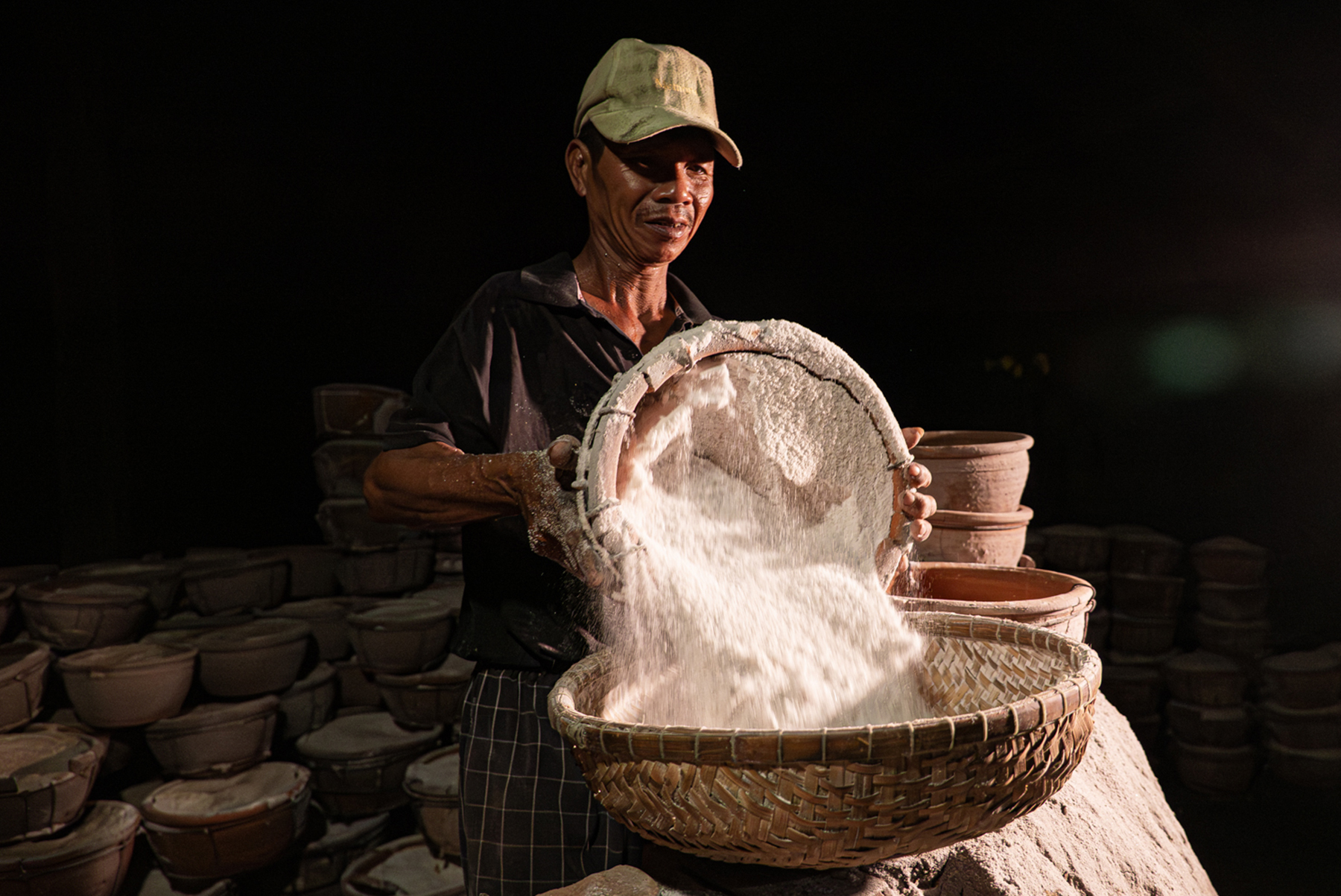 150 سال پرانے نمکین گاؤں میں رات بھر گھر پر رہیں - تصویر 11۔ Trắng đêm hầm muối ở làng muối 150 năm tuổi - Ảnh 11.