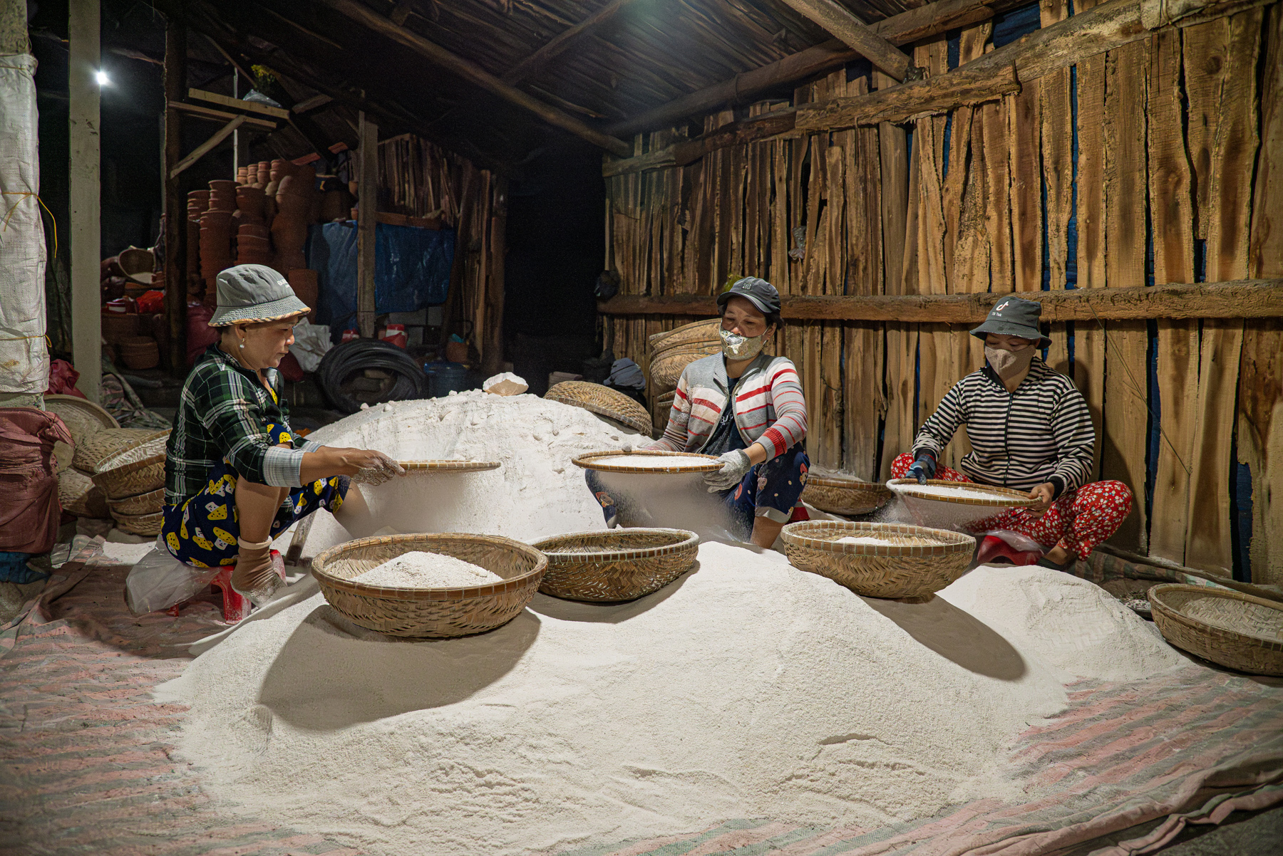 150 سال پرانے نمک گاؤں میں نمک کی کانوں میں رات بھر جاگنا - تصویر 9۔ Trắng đêm hầm muối ở làng muối 150 năm tuổi - Ảnh 9.