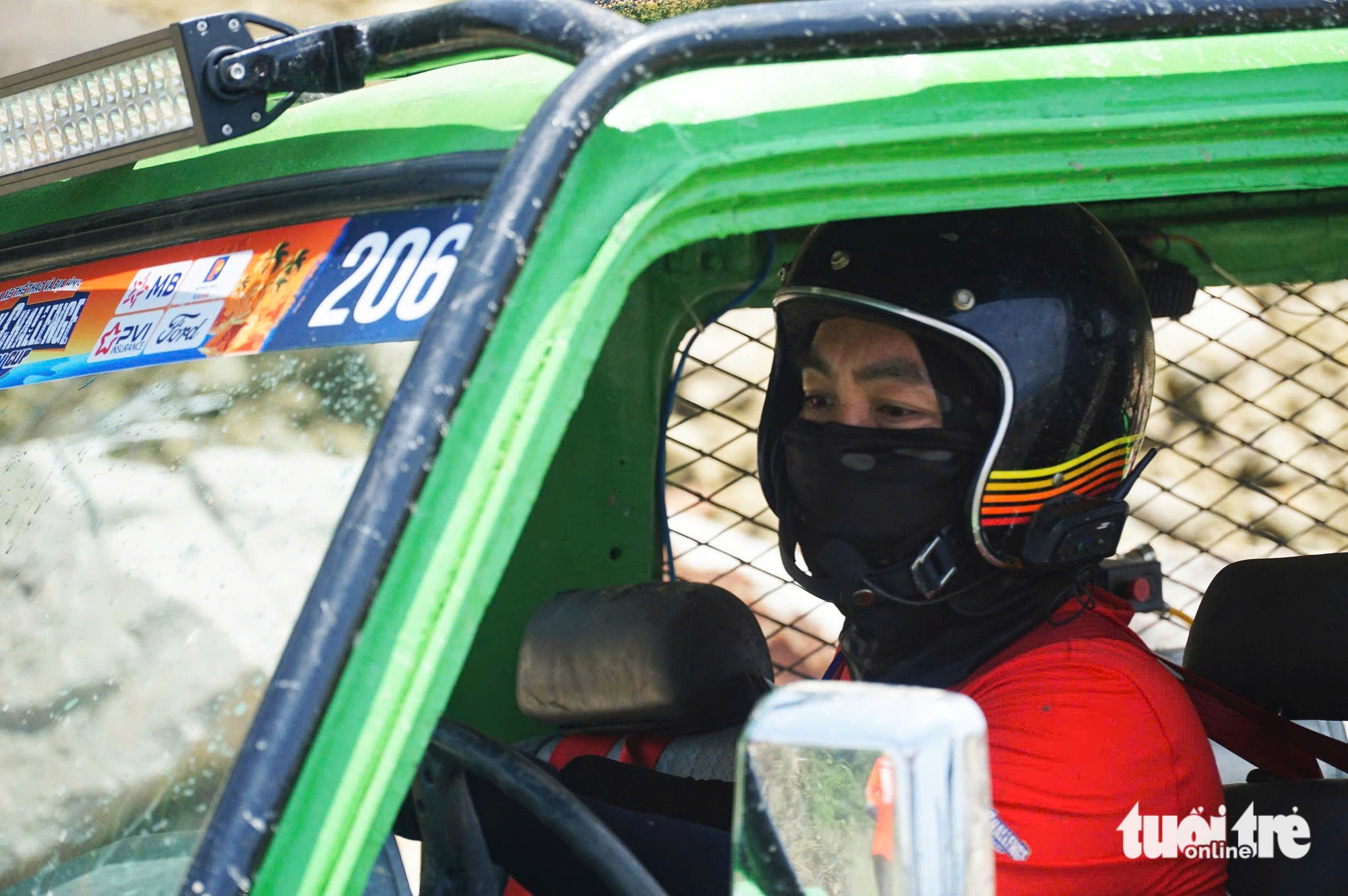 Ekscytujące jest obserwowanie pojazdów terenowych wspinających się po zboczach i brodzących po plaży Nha Trang - zdjęcie 2. Nha Trang - Ảnh 2.