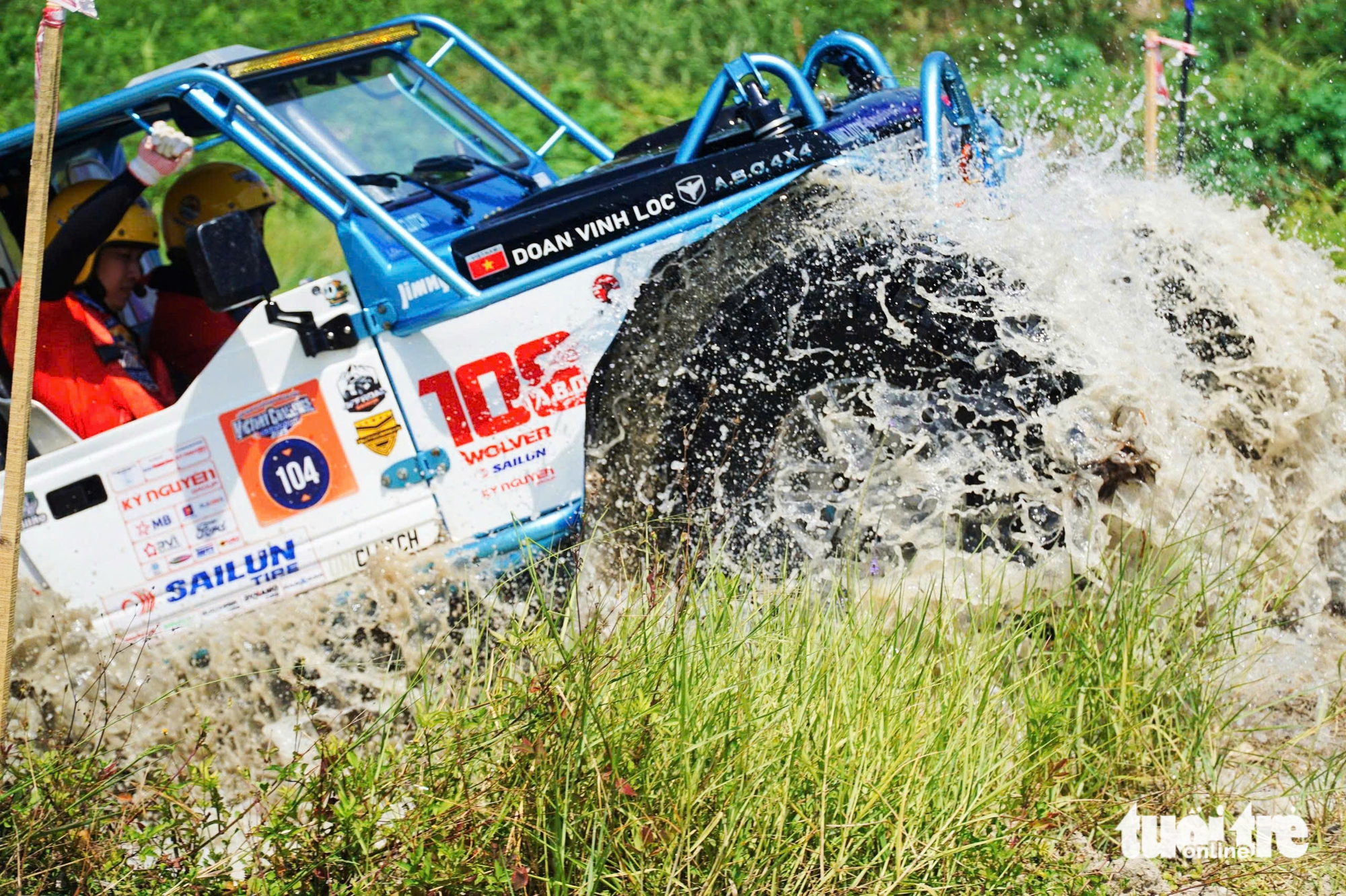 Ekscytujące jest obserwowanie pojazdów terenowych wspinających się po zboczach i brodzących po plaży Nha Trang - zdjęcie 4. Xe địa hình vượt dốc, lội nước trên bãi biển Nha Trang - Ảnh 4.
