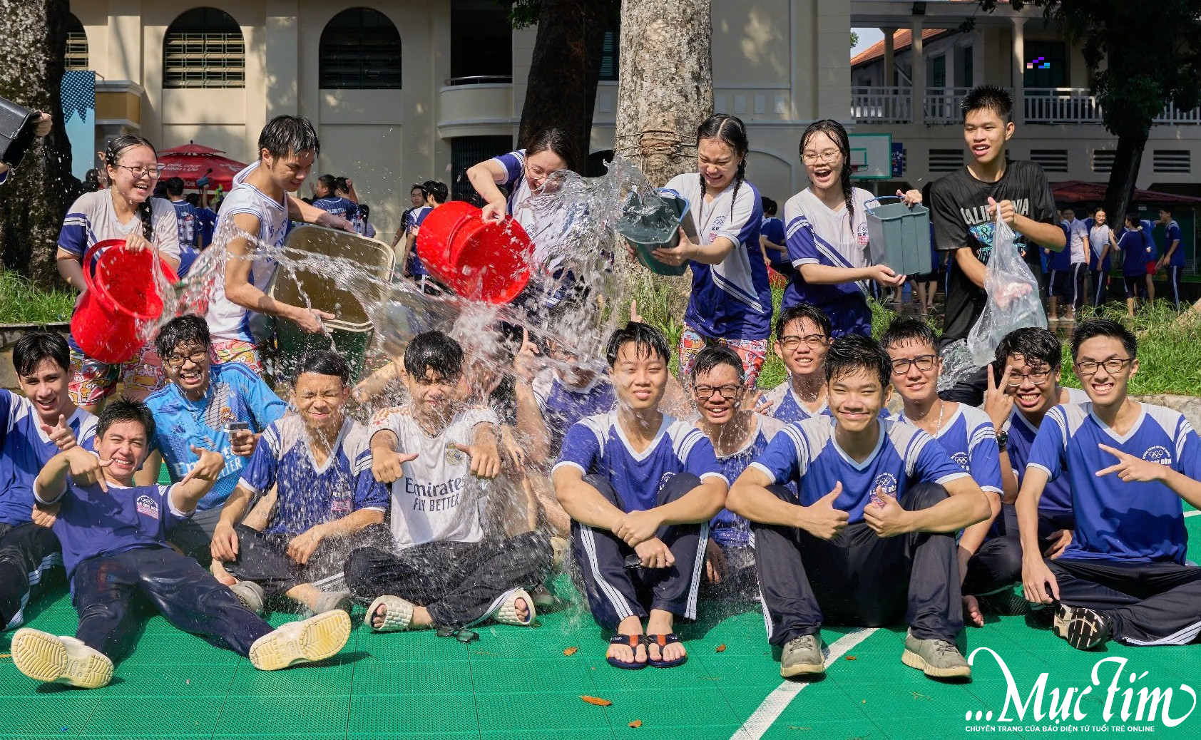 'Bữa tiệc nước' sôi động của học sinh lớp 12 Trường THPT Lê Quý Đôn - Ảnh 4.