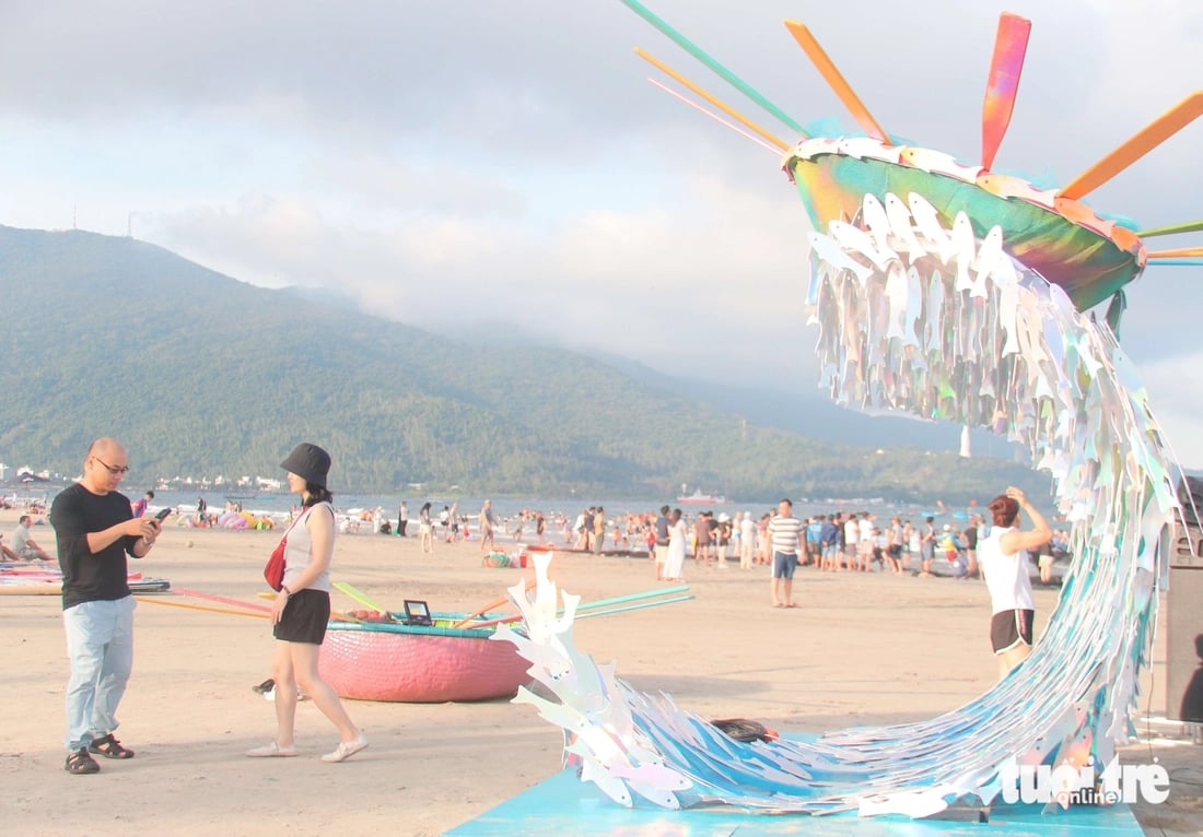 Fishing village life comes alive on Da Nang Beach installation space - Ảnh 2. Fishing village life comes alive on Da Nang Beach installation space - Ảnh 2.