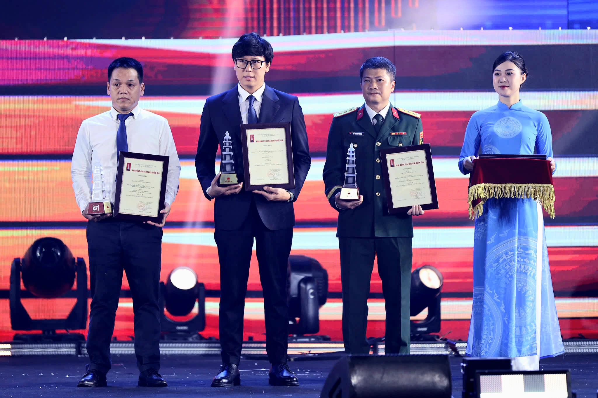 Báo Tuổi Trẻ giành ba giải báo chí quốc gia, giải A cho phóng sự ảnh xúc động về Làng Nủ - Ảnh 3.